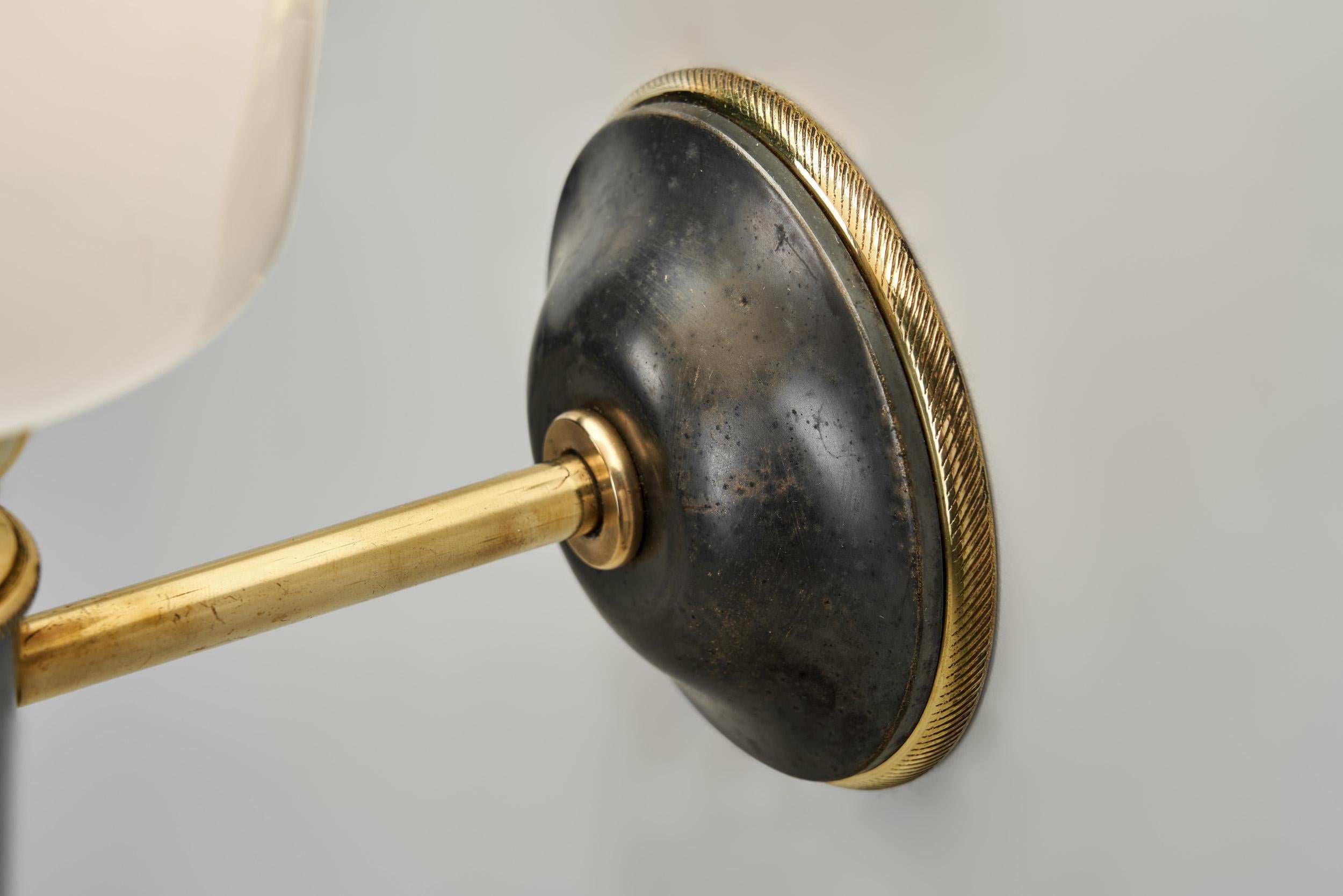 Pareja de apliques de latón y cristal opalino, Francia Años 50 en venta 8