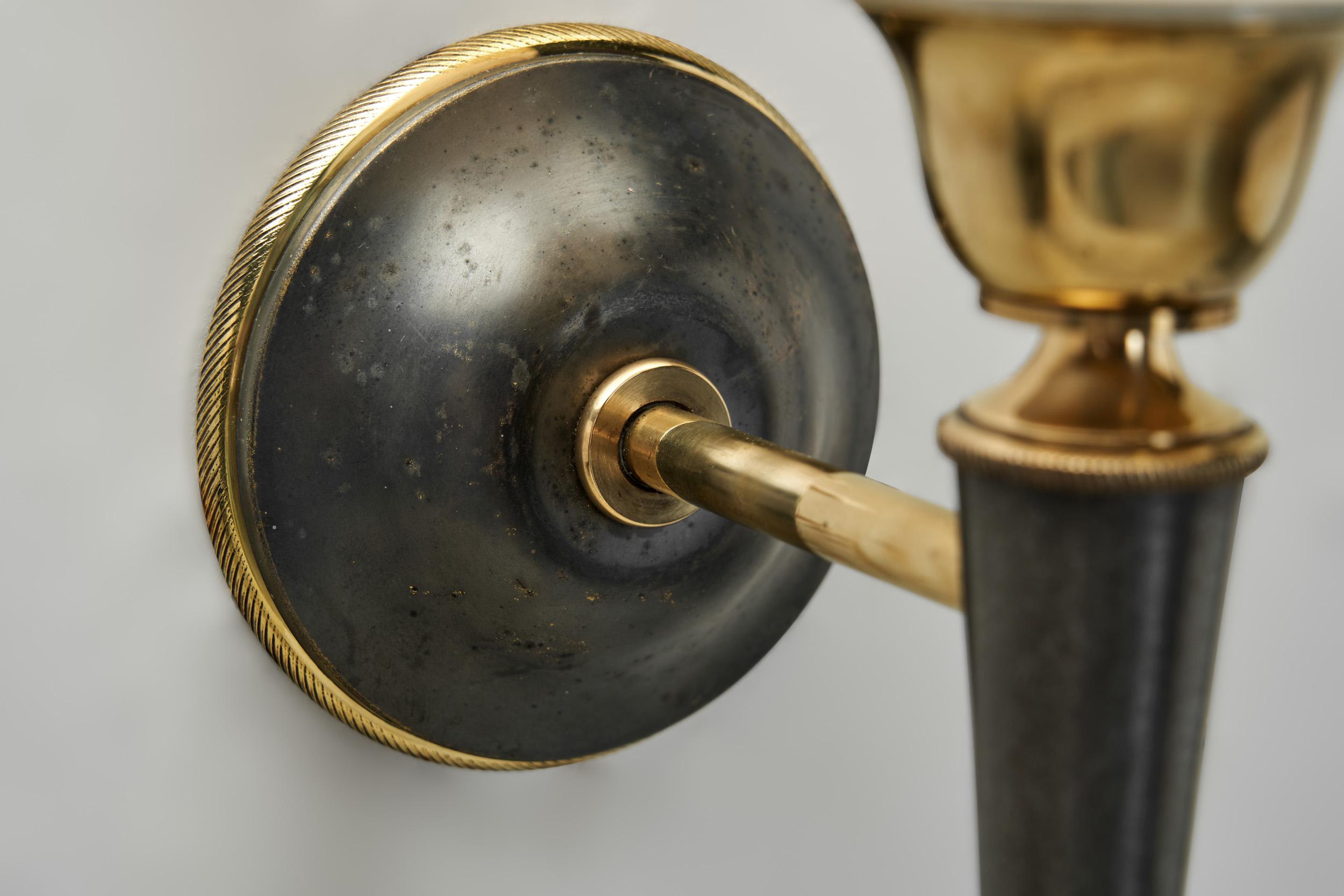 Pareja de apliques de latón y cristal opalino, Francia Años 50 en venta 9