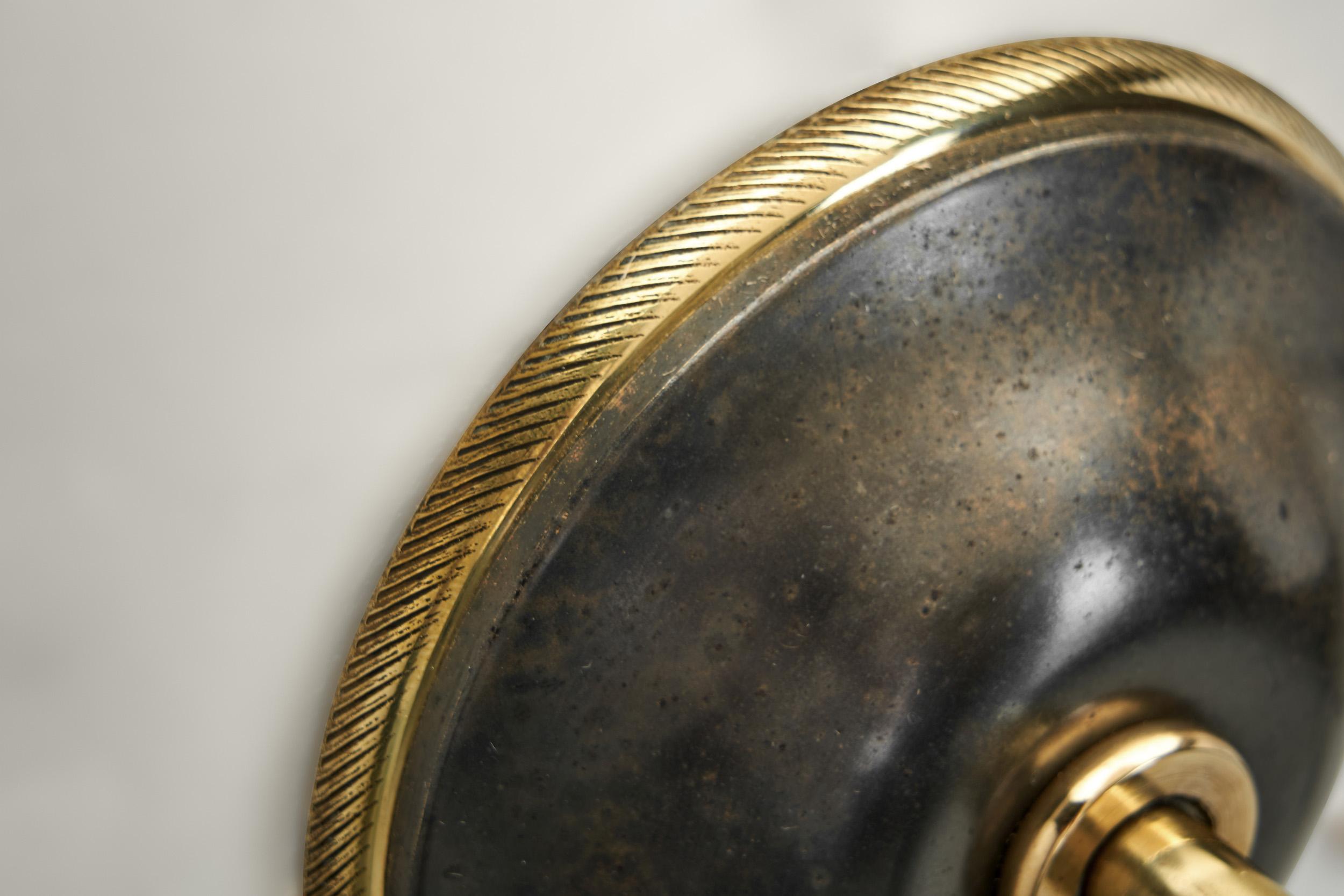 Pareja de apliques de latón y cristal opalino, Francia Años 50 en venta 10