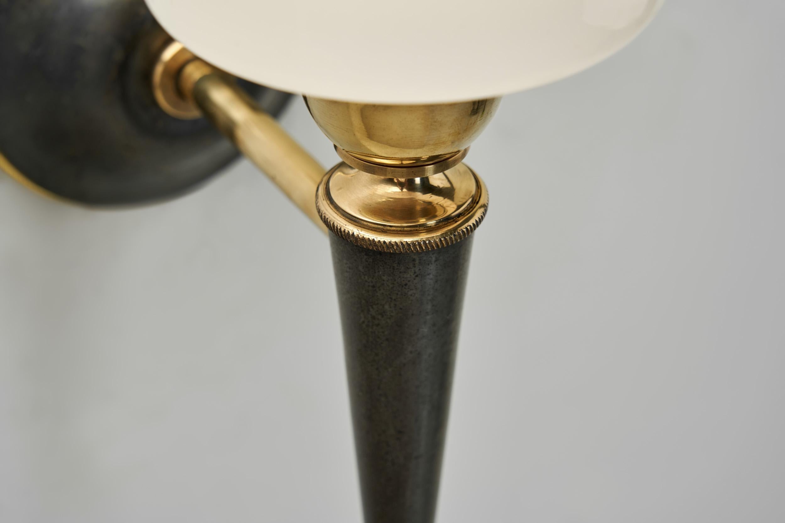 Pareja de apliques de latón y cristal opalino, Francia Años 50 en venta 11