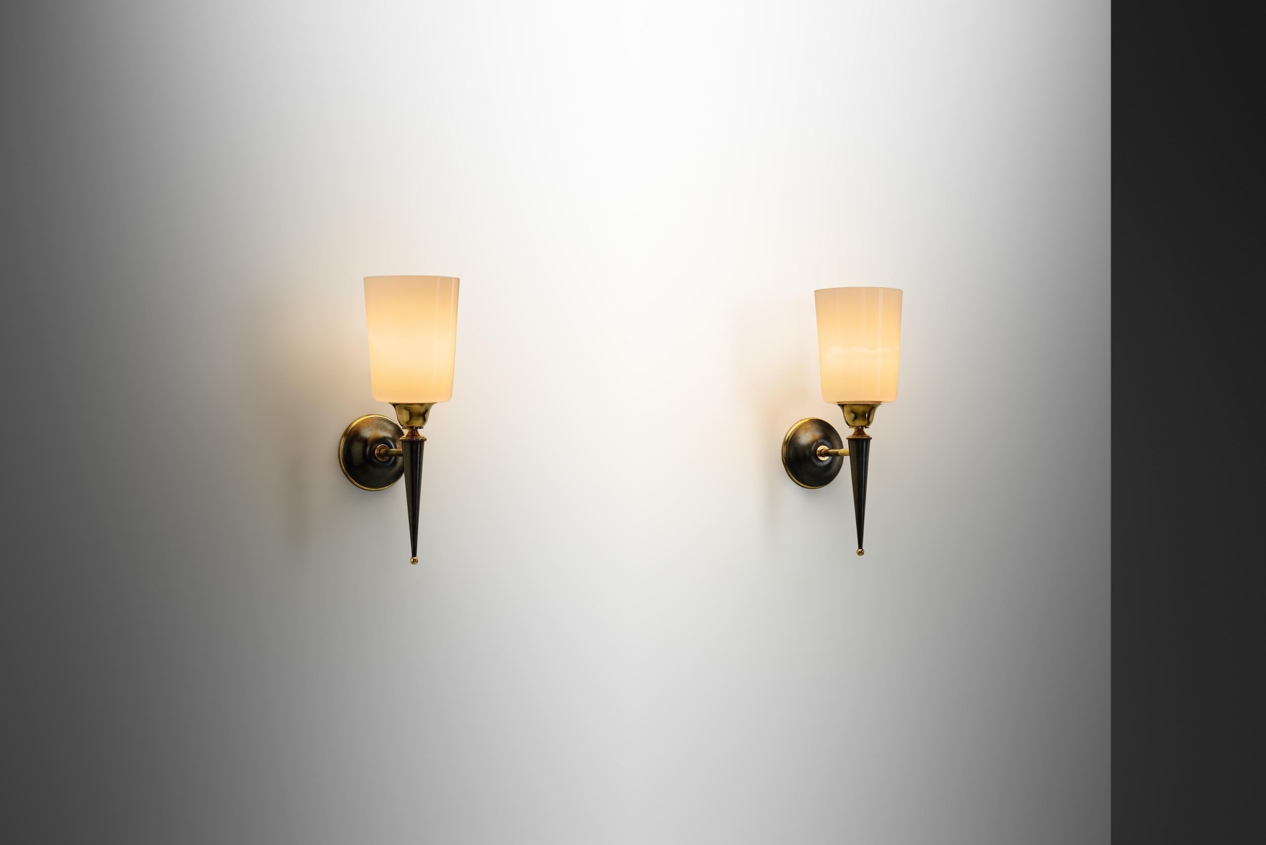 Pareja de apliques de latón y cristal opalino, Francia Años 50 Francés en venta