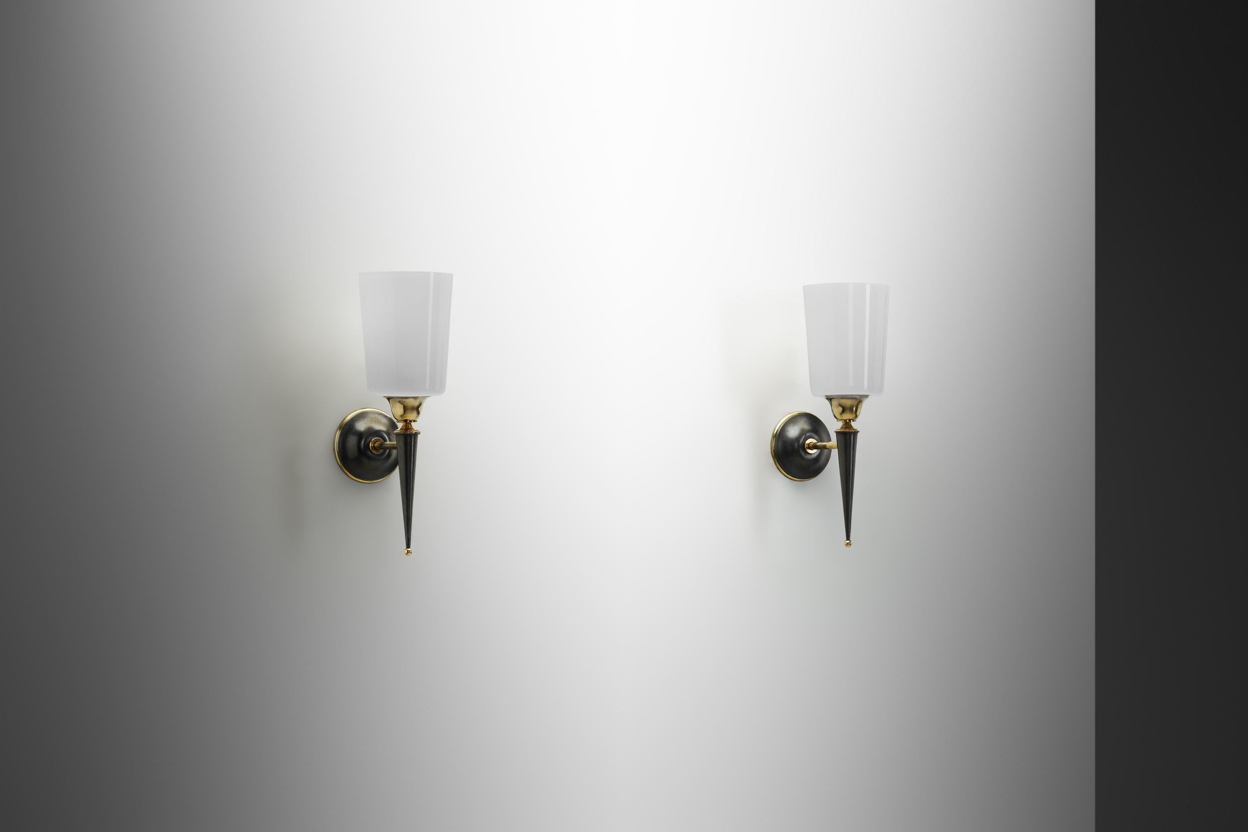 Pareja de apliques de latón y cristal opalino, Francia Años 50 en Bueno estado para la venta en Utrecht, NL