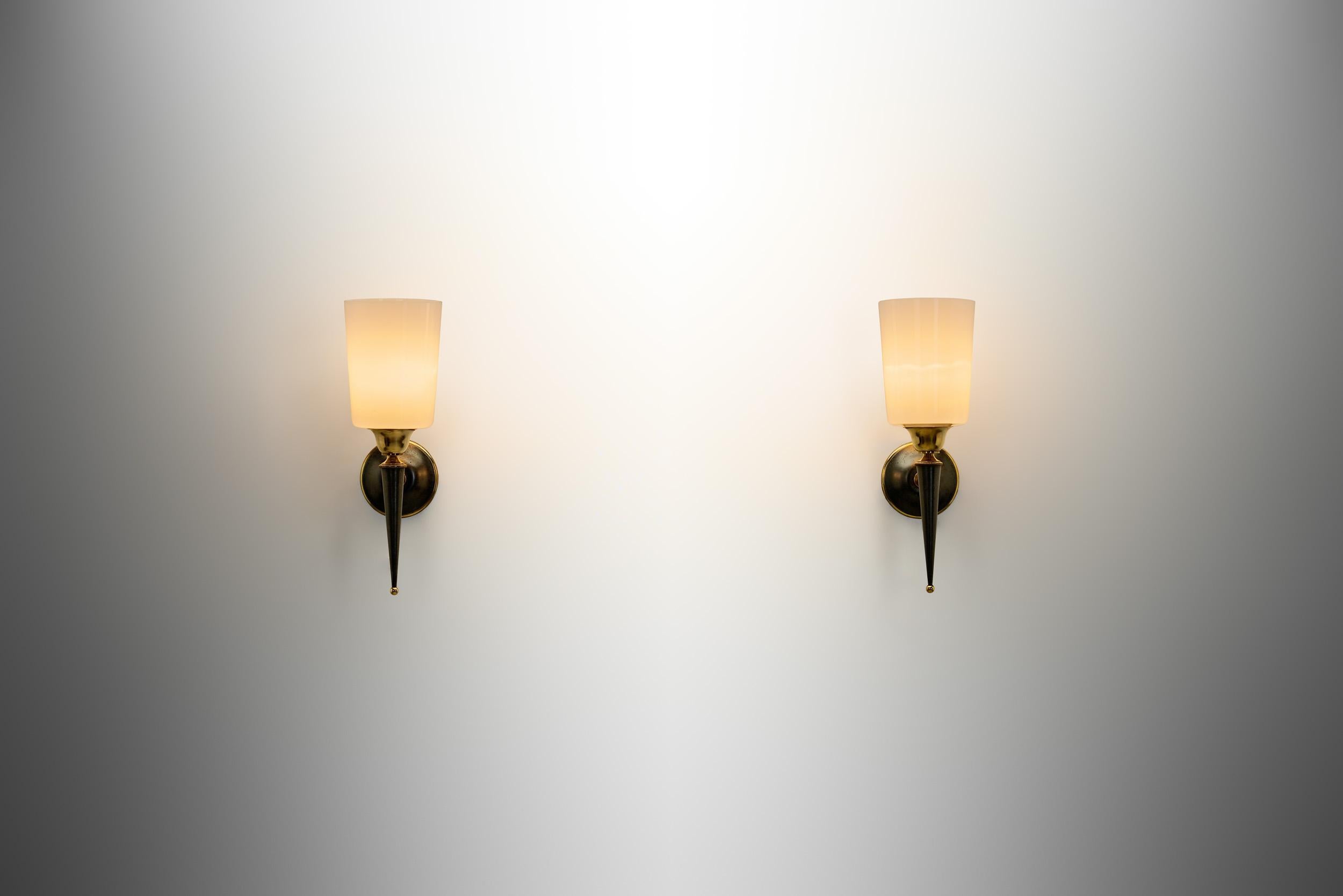 Pareja de apliques de latón y cristal opalino, Francia Años 50 mediados del siglo XX en venta