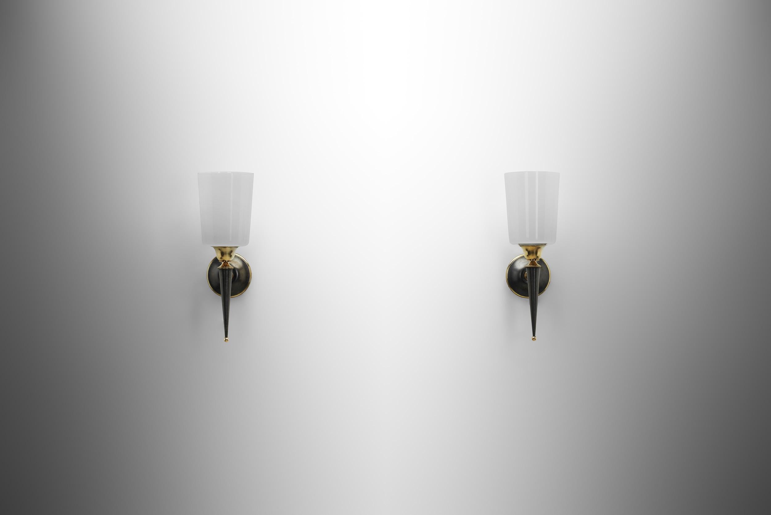 Pareja de apliques de latón y cristal opalino, Francia Años 50 Latón en venta