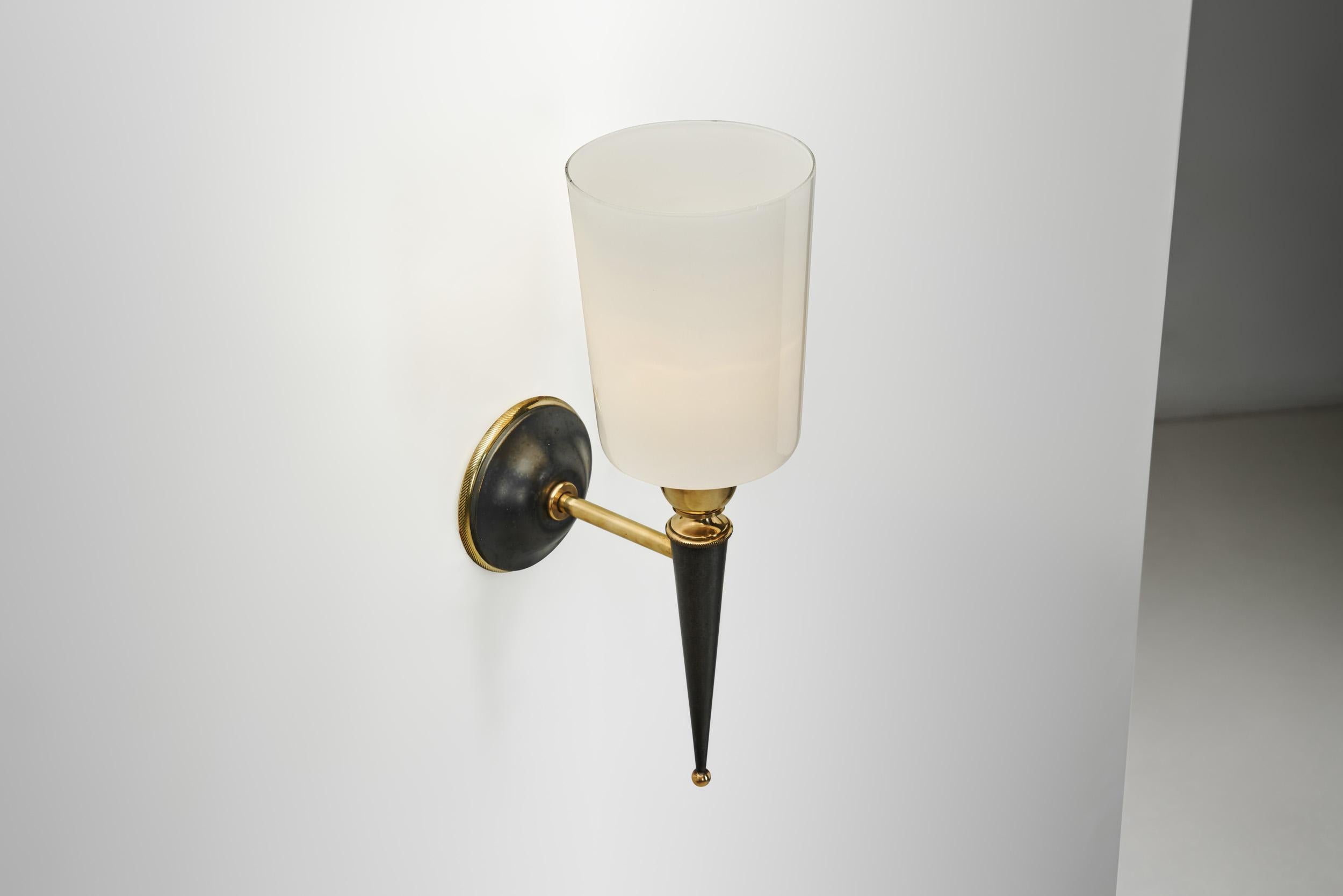 Pareja de apliques de latón y cristal opalino, Francia Años 50 en venta 2