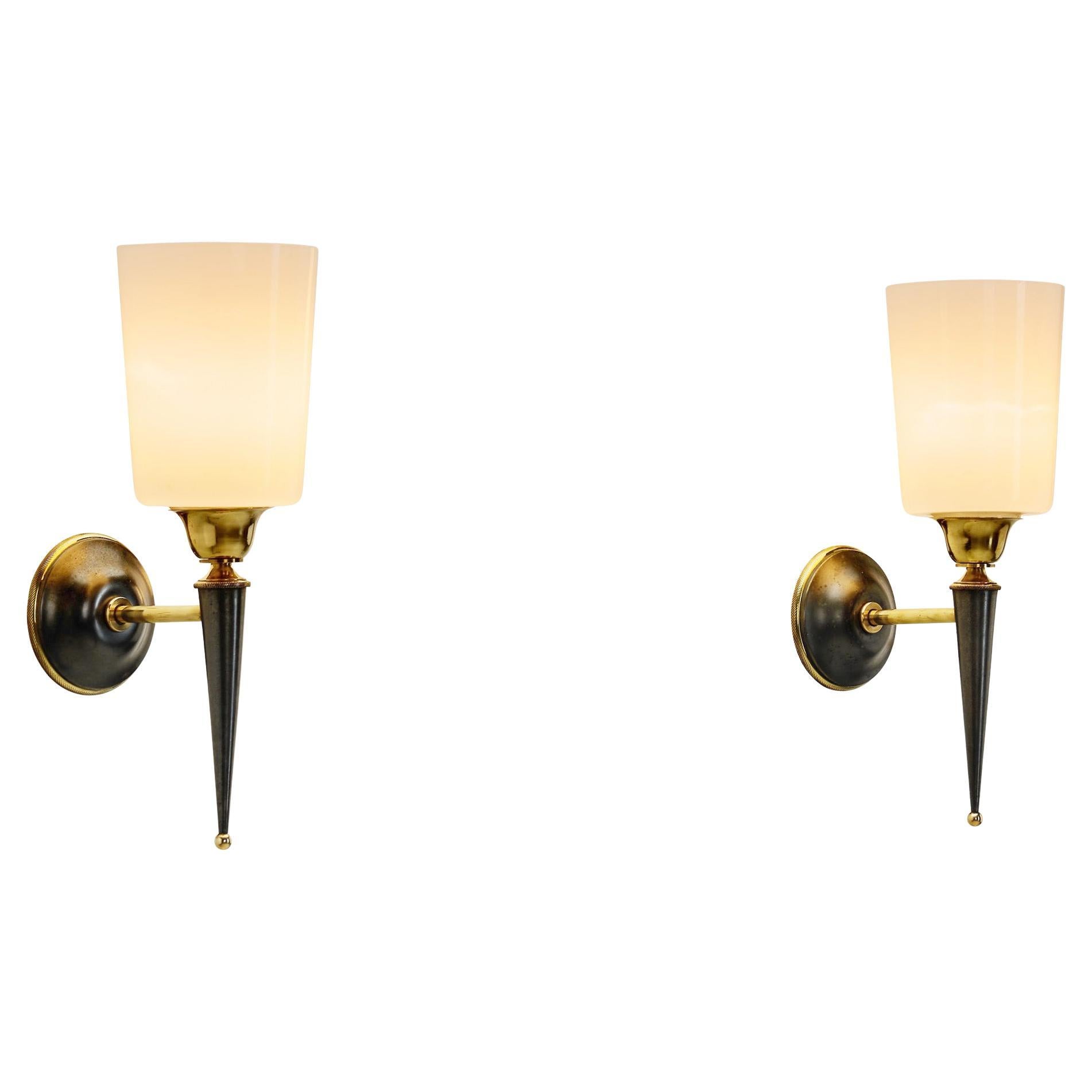 Paire d
appliques en laiton et verre opalin, France années 1950