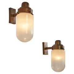 Paire d'appliques en laiton et verre opalin, Italie, années 1960