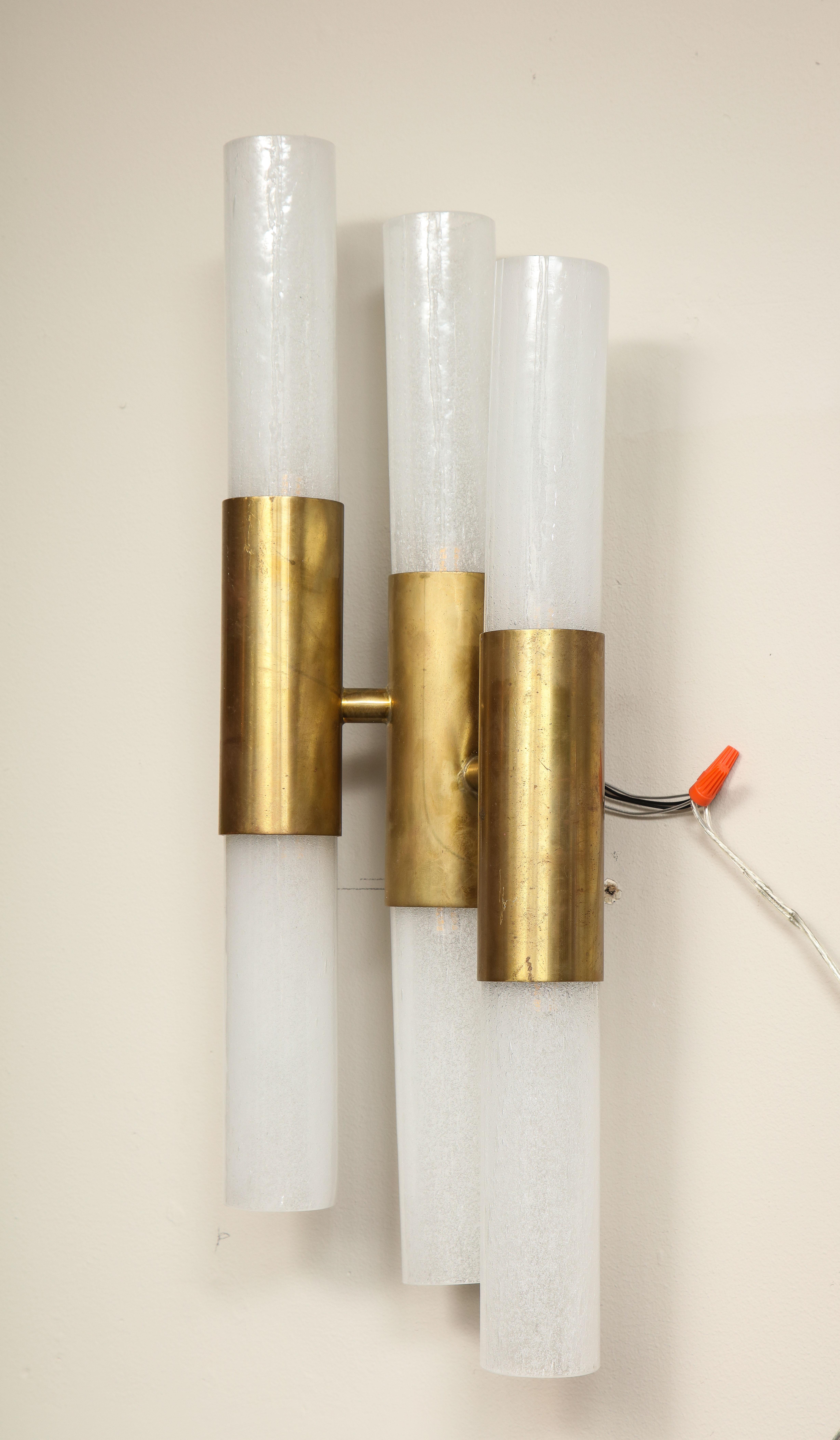Mid-Century moderno Coppia di lampade a muro in ottone e vetro opalino in vendita