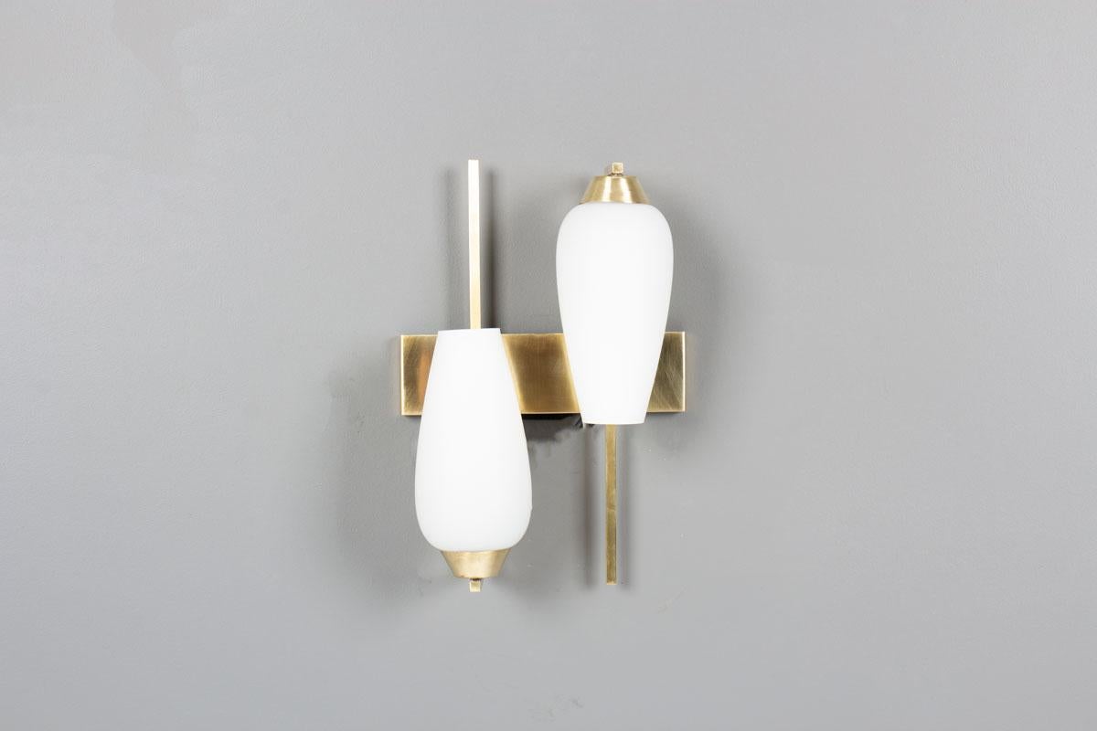 Paire d'appliques murales en laiton et verre opalin - Design du milieu du siècle dernier Bon état - En vente à JASSANS-RIOTTIER, FR