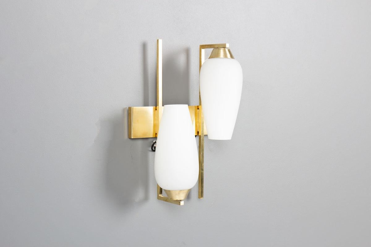 20ième siècle Paire d'appliques murales en laiton et verre opalin - Design du milieu du siècle dernier en vente