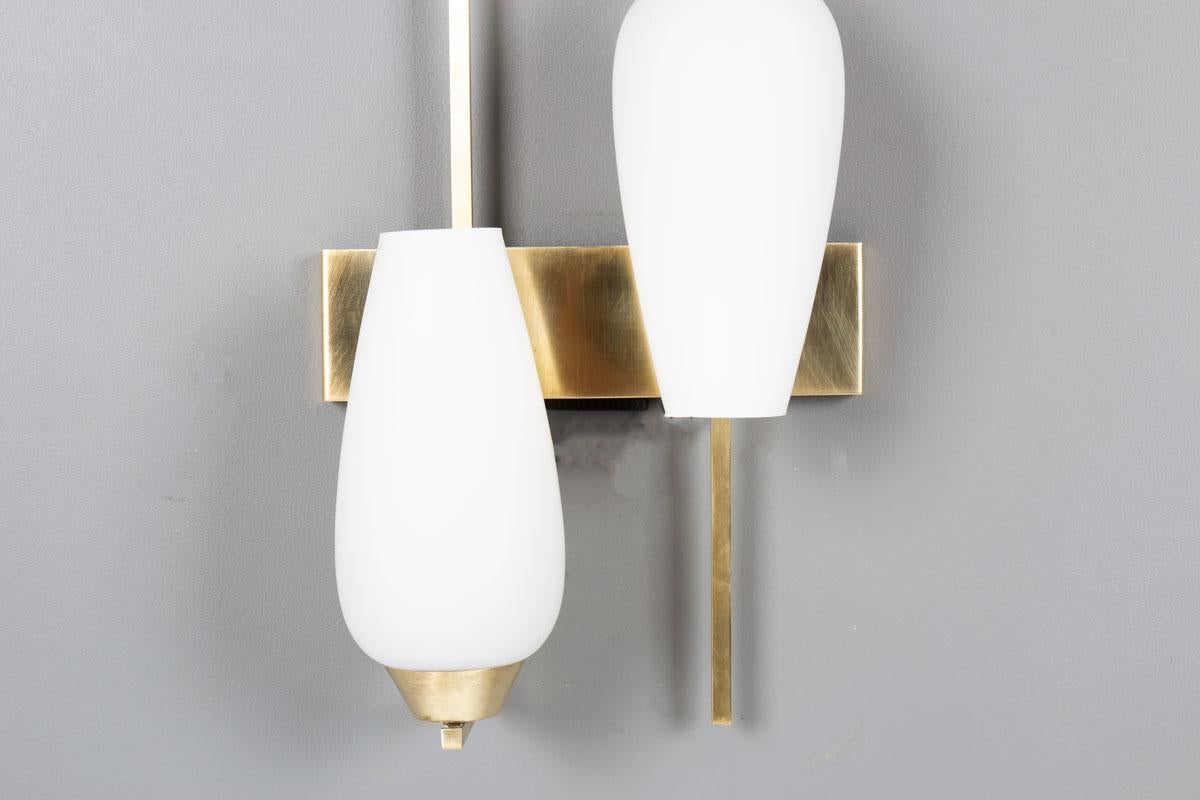 Paire d'appliques murales en laiton et verre opalin - Design du milieu du siècle dernier en vente 1