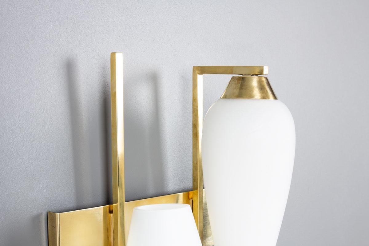 Paire d'appliques murales en laiton et verre opalin - Design du milieu du siècle dernier en vente 3