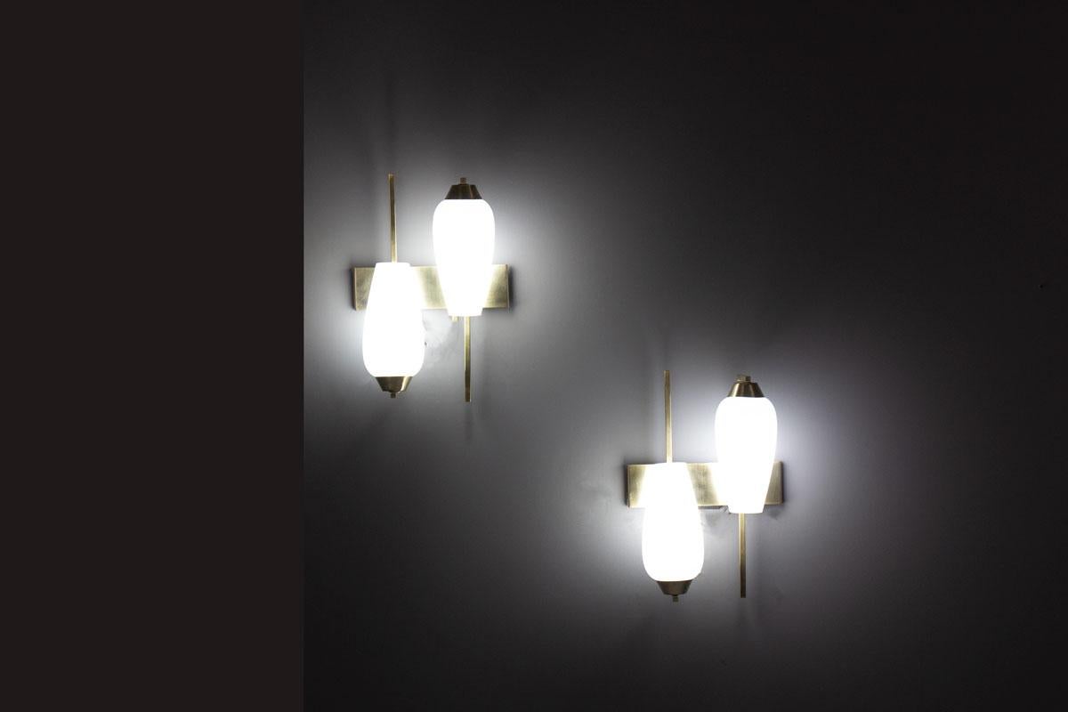 Paire d'appliques murales en laiton et verre opalin - Design du milieu du siècle dernier en vente 4