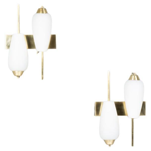 Paire d'appliques murales en laiton et verre opalin - Design du milieu du siècle dernier en vente