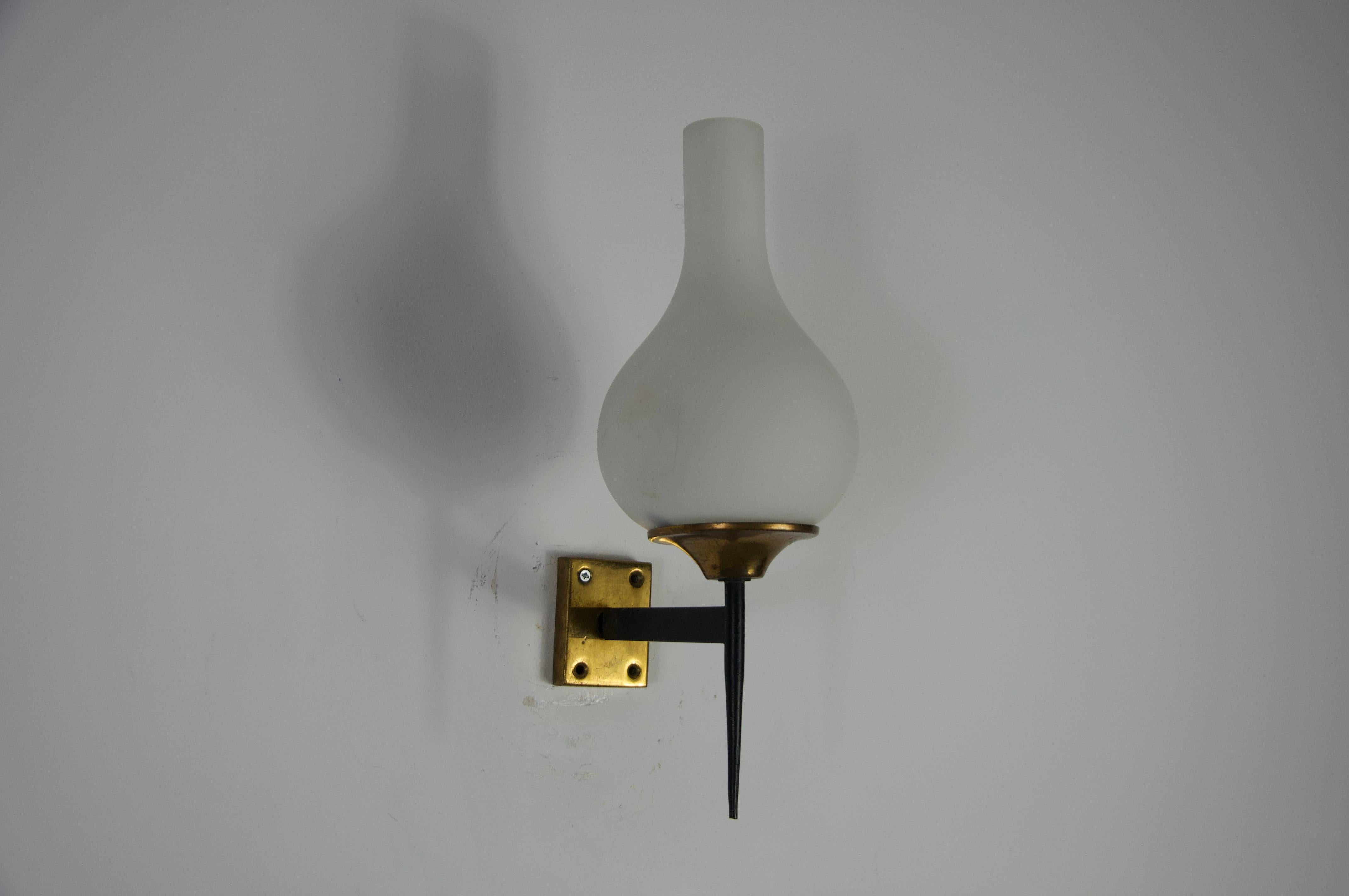 Coppia di lampade da parete in ottone e opalina di Stilnovo, Italia, anni '60 in vendita 3