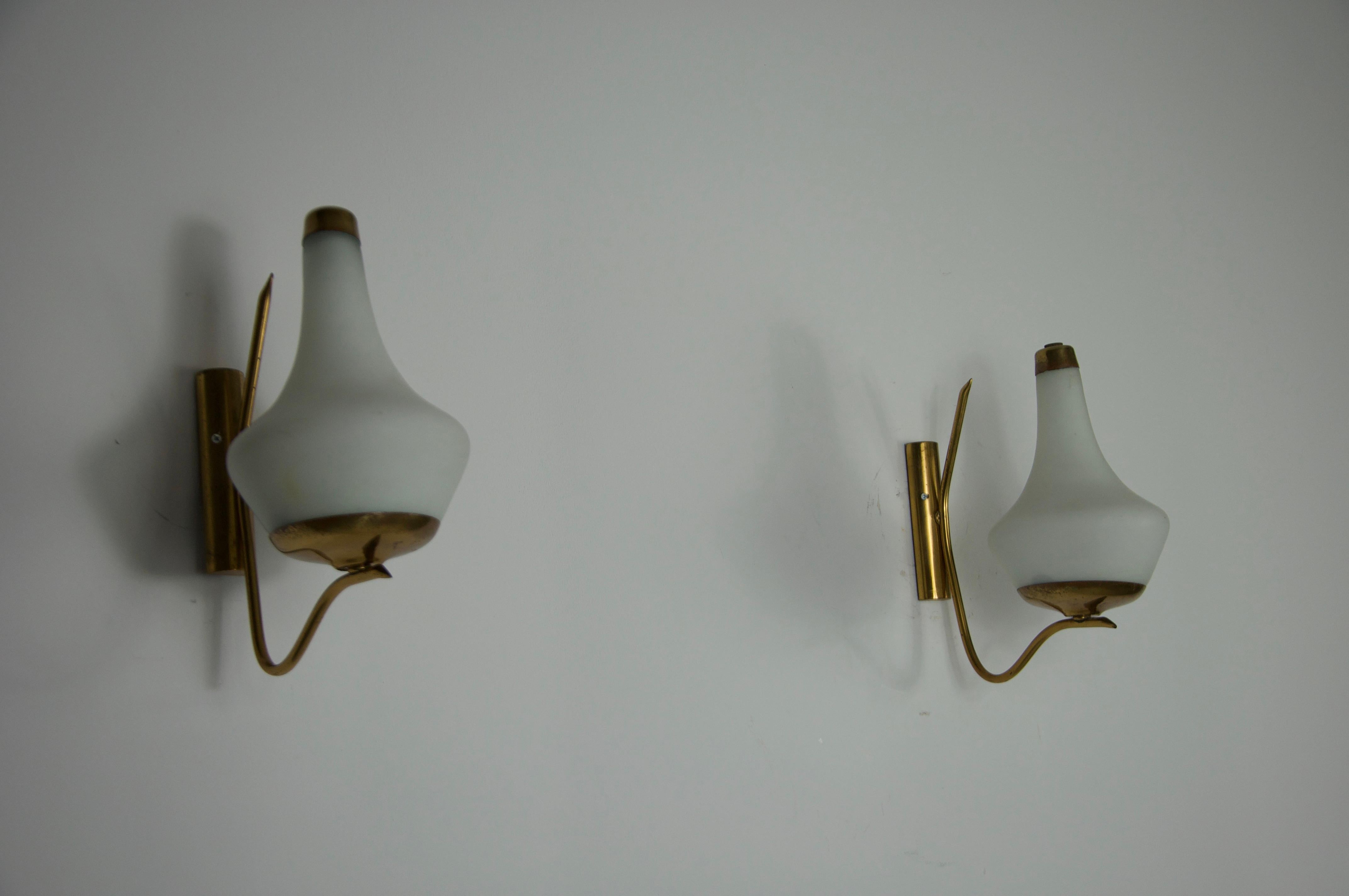 Paire de lampes murales en laiton et opaline de Stilnovo, Italie, années 1960 en vente 3