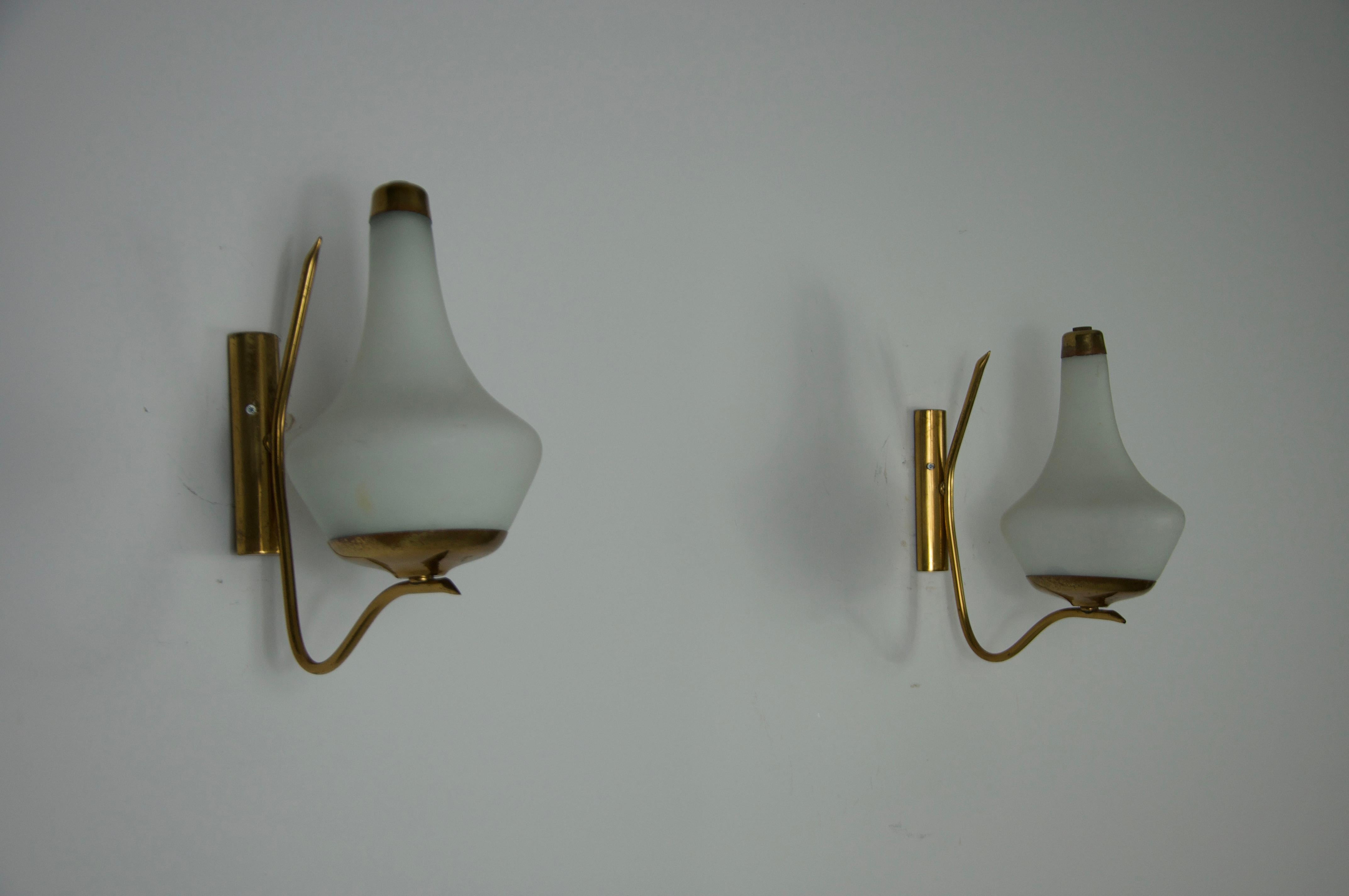 Paire de lampes murales en laiton et opaline de Stilnovo, Italie, années 1960 en vente 4