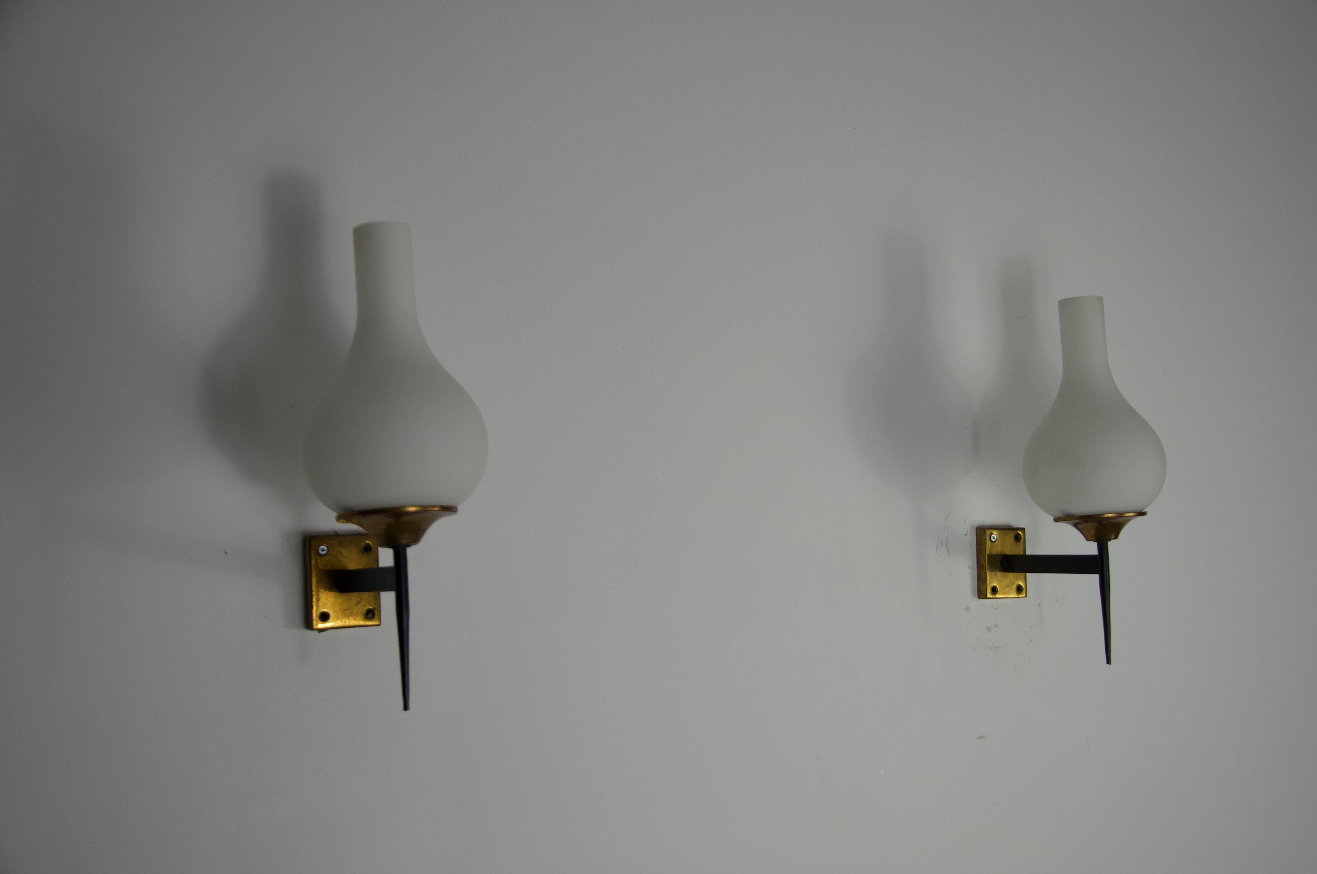 Coppia di lampade da parete in ottone e opalina di Stilnovo, Italia, anni '60 in vendita 6