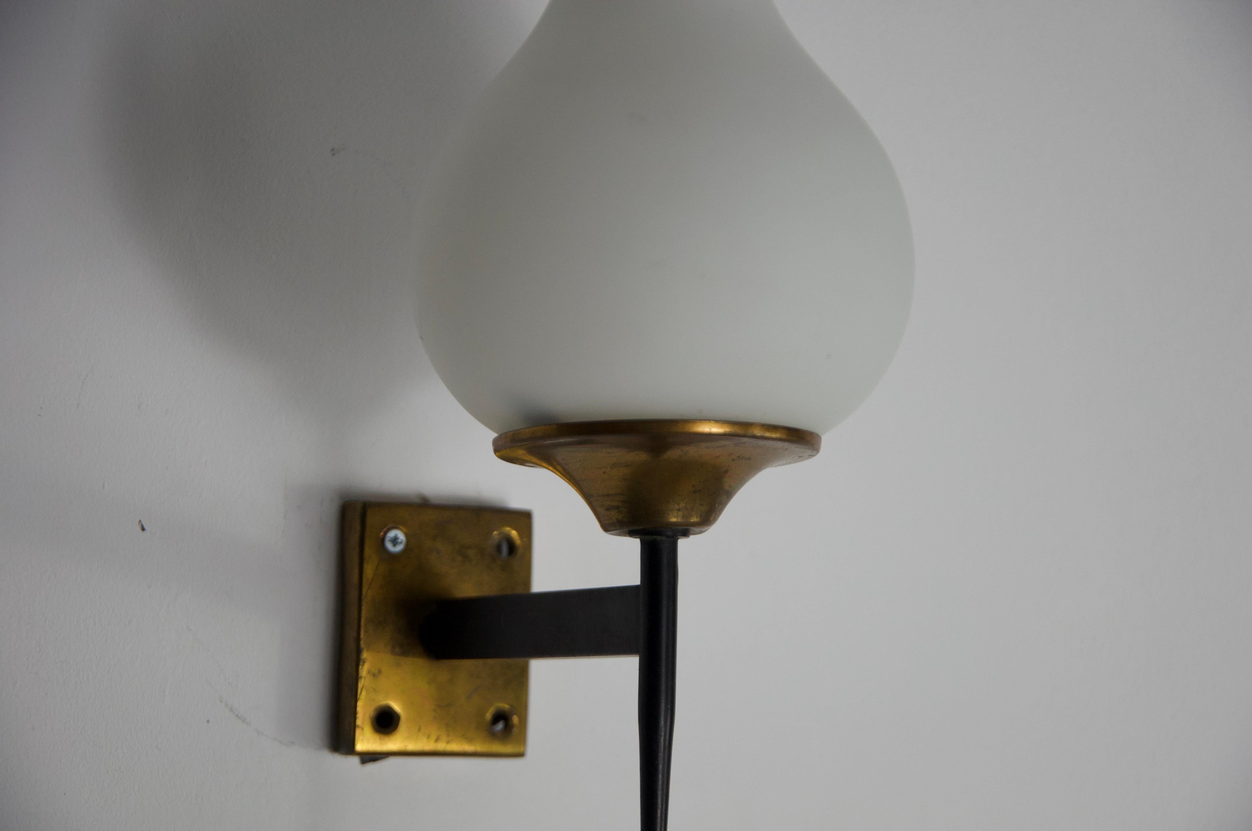Coppia di lampade da parete in ottone e opalina di Stilnovo, Italia, anni '60 in vendita 8