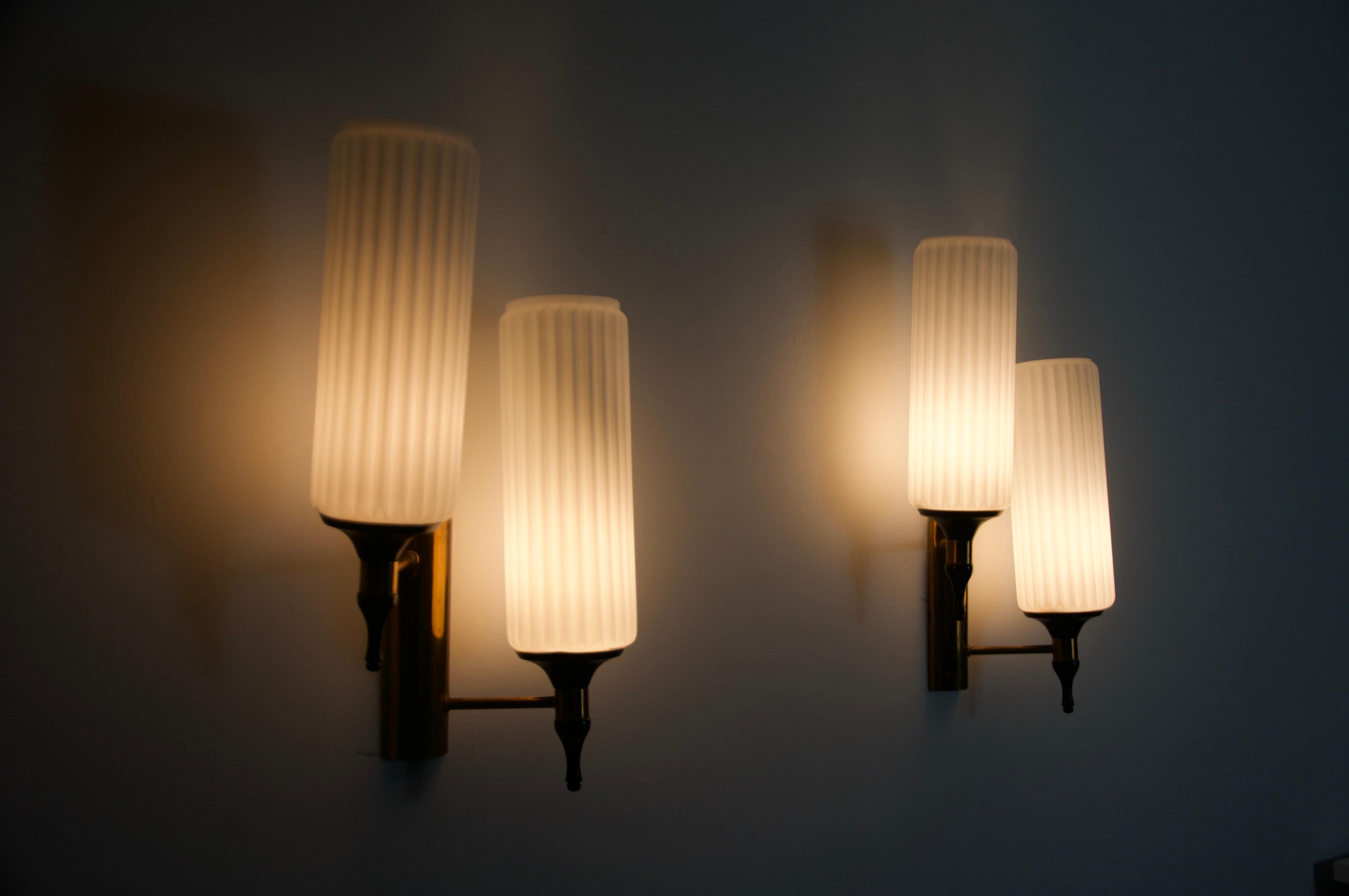 Mid-Century Modern Paire de lampes murales en laiton et opaline de Stilnovo, Italie, années 1960 en vente