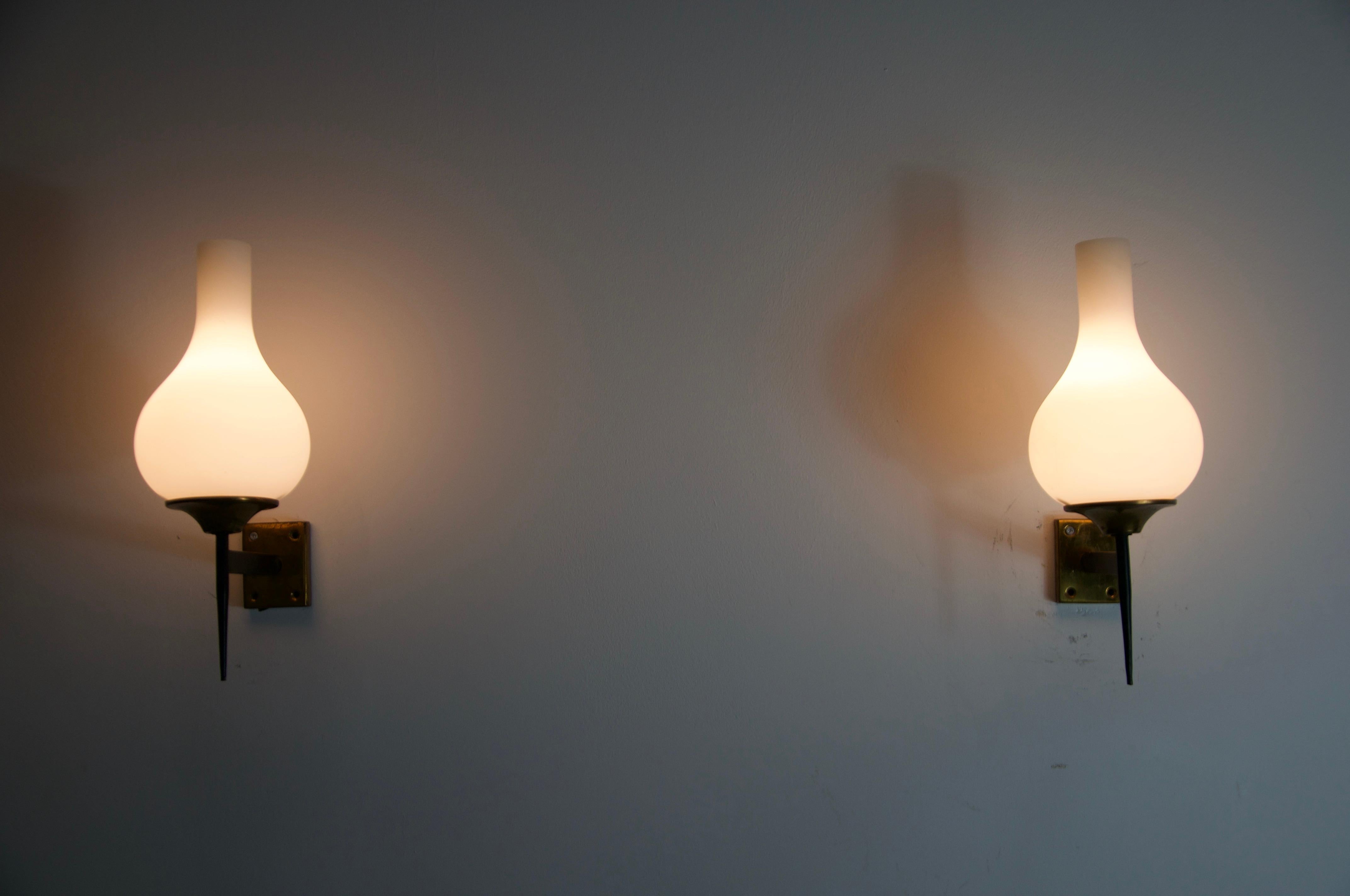 Mid-Century moderno Coppia di lampade da parete in ottone e opalina di Stilnovo, Italia, anni '60 in vendita