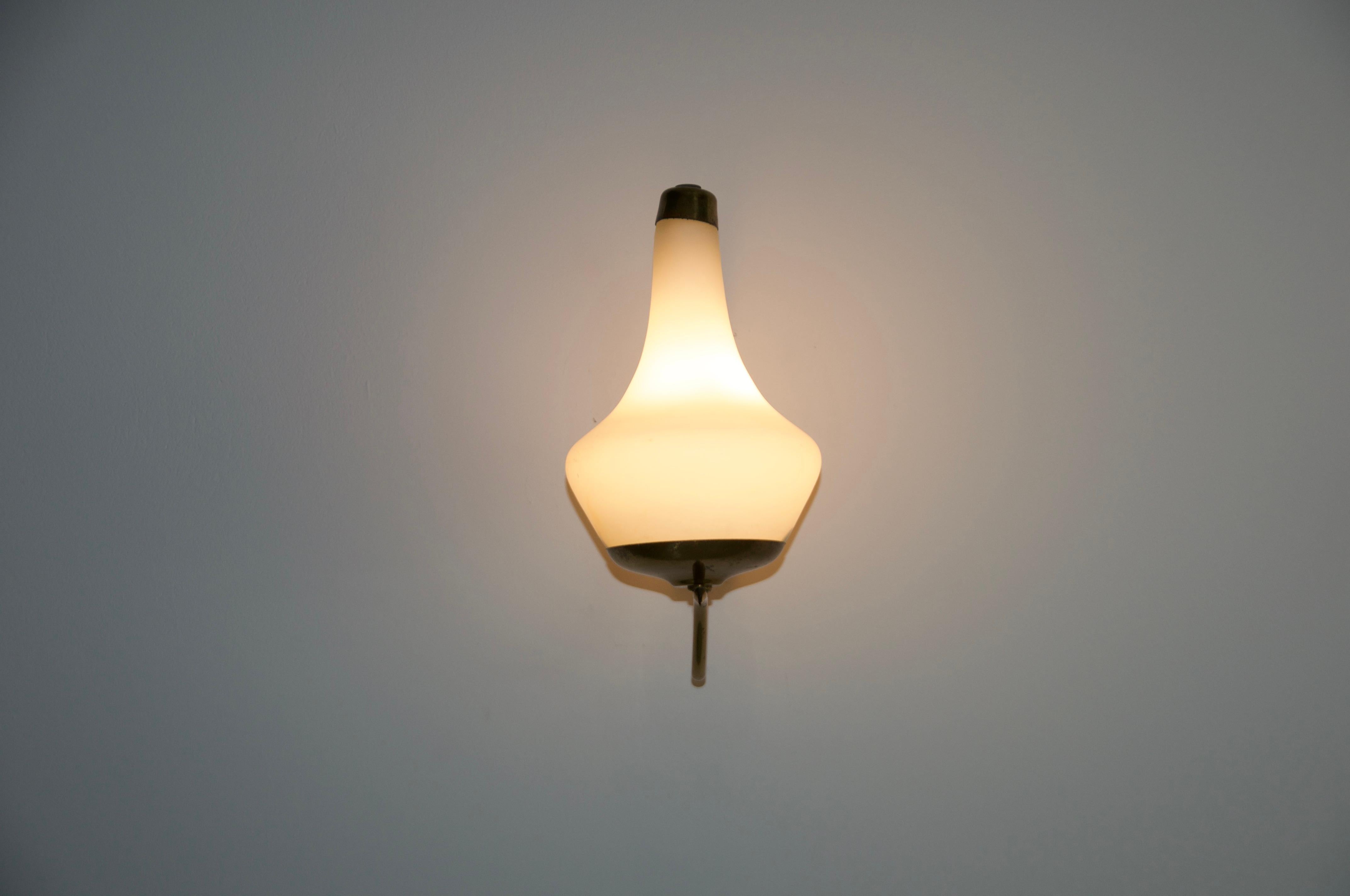 Mid-Century Modern Paire de lampes murales en laiton et opaline de Stilnovo, Italie, années 1960 en vente