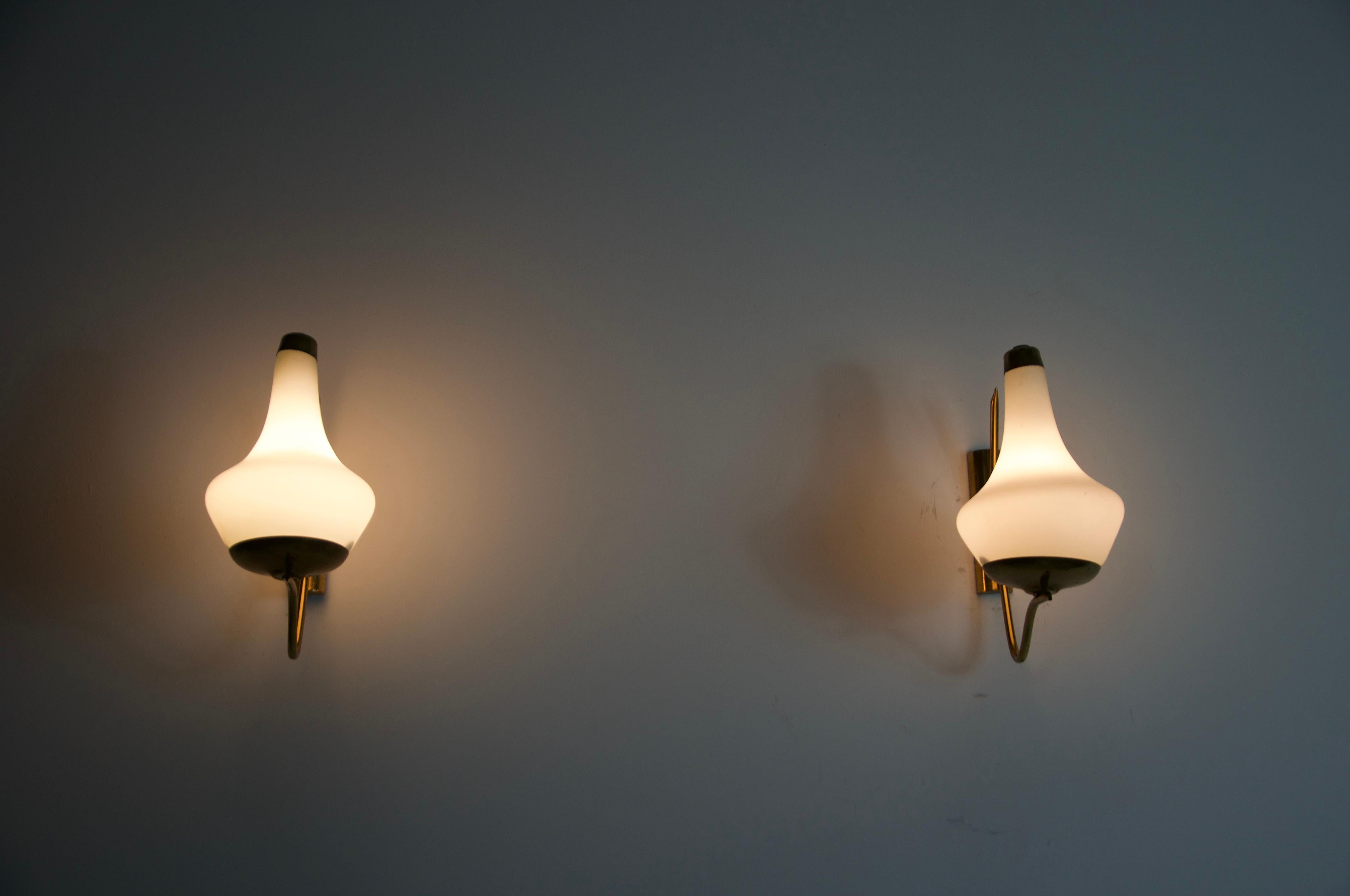 italien Paire de lampes murales en laiton et opaline de Stilnovo, Italie, années 1960 en vente