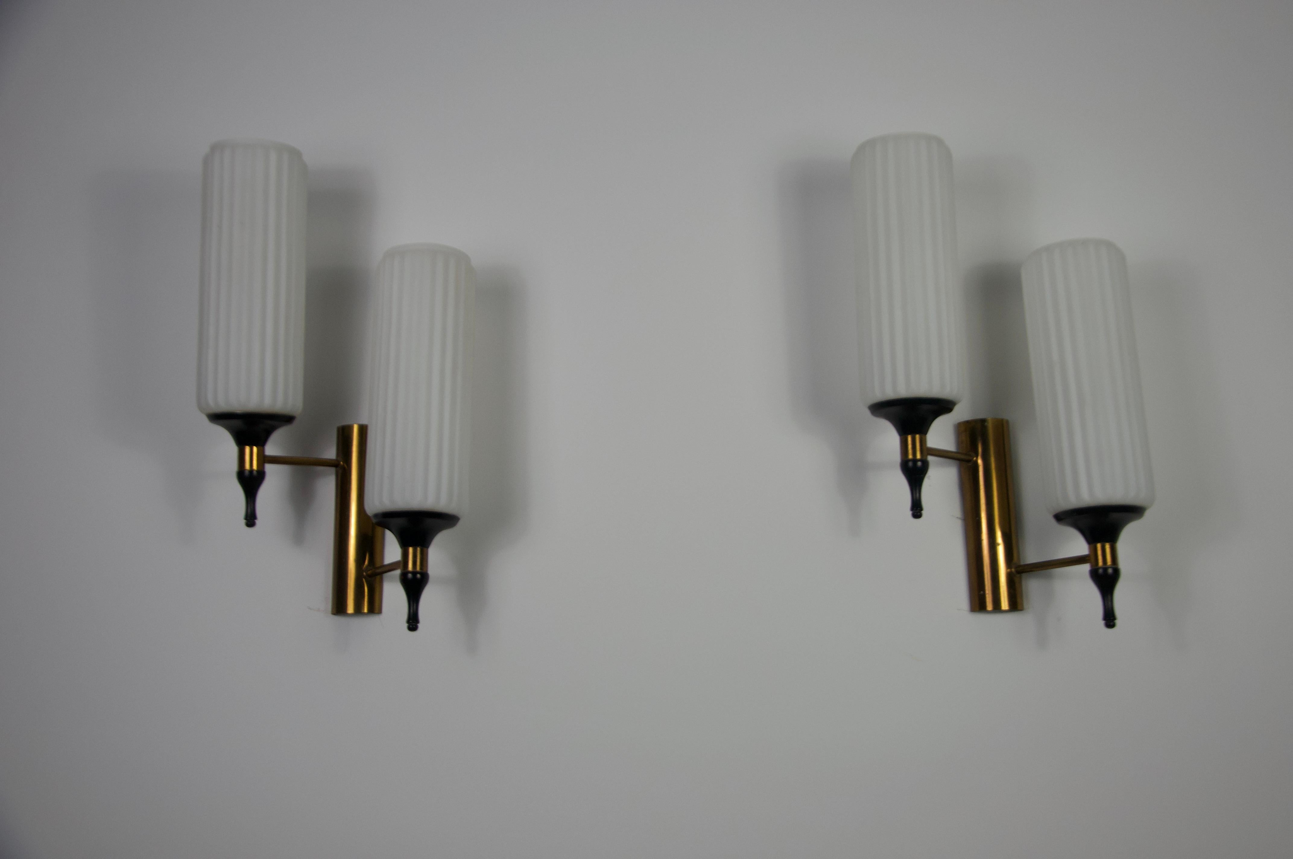 Paire de lampes murales en laiton et opaline de Stilnovo, Italie, années 1960 Bon état - En vente à Hagenbach, DE