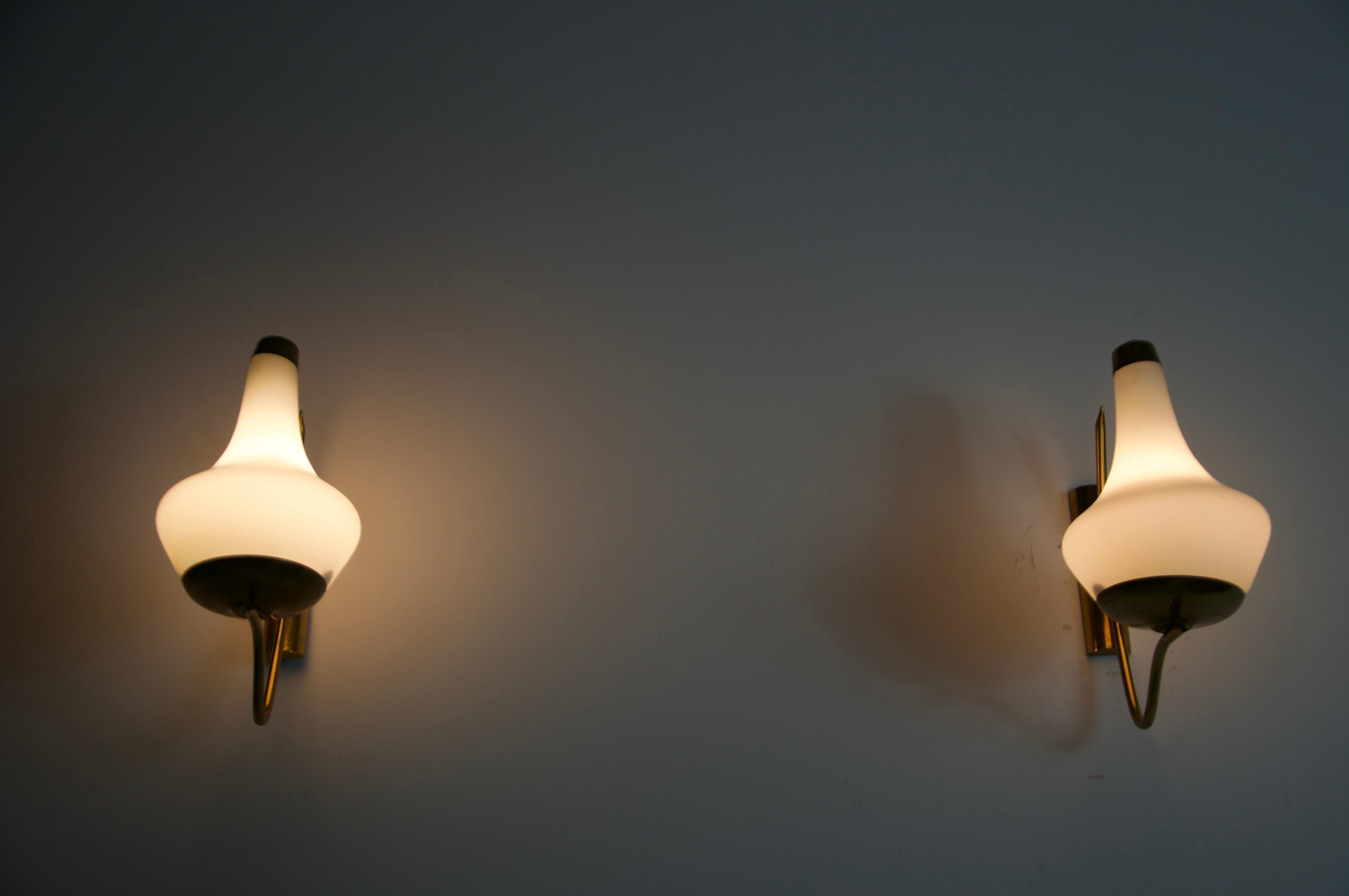 Paire de lampes murales en laiton et opaline de Stilnovo, Italie, années 1960 Bon état - En vente à Hagenbach, DE