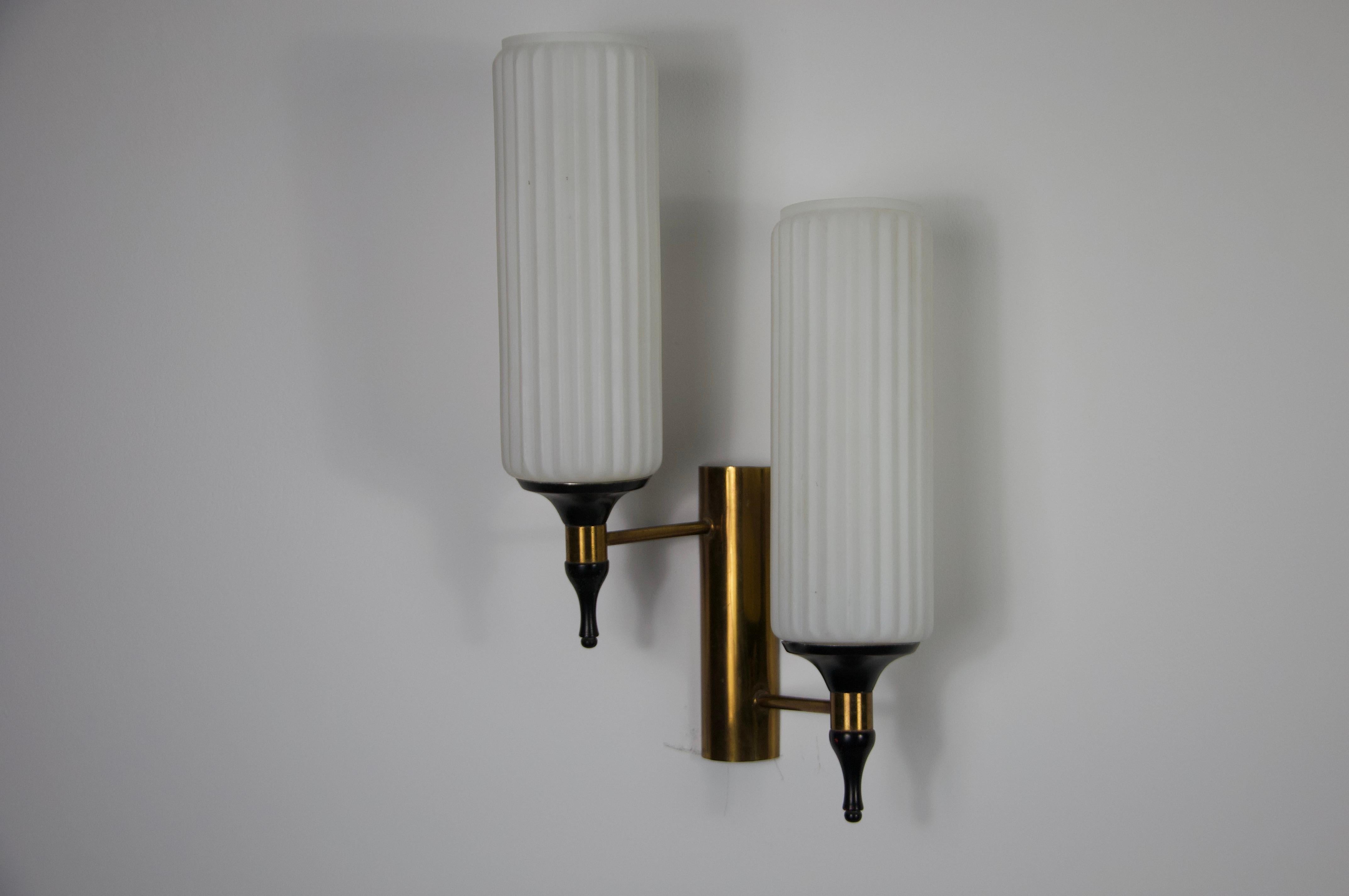 Milieu du XXe siècle Paire de lampes murales en laiton et opaline de Stilnovo, Italie, années 1960 en vente