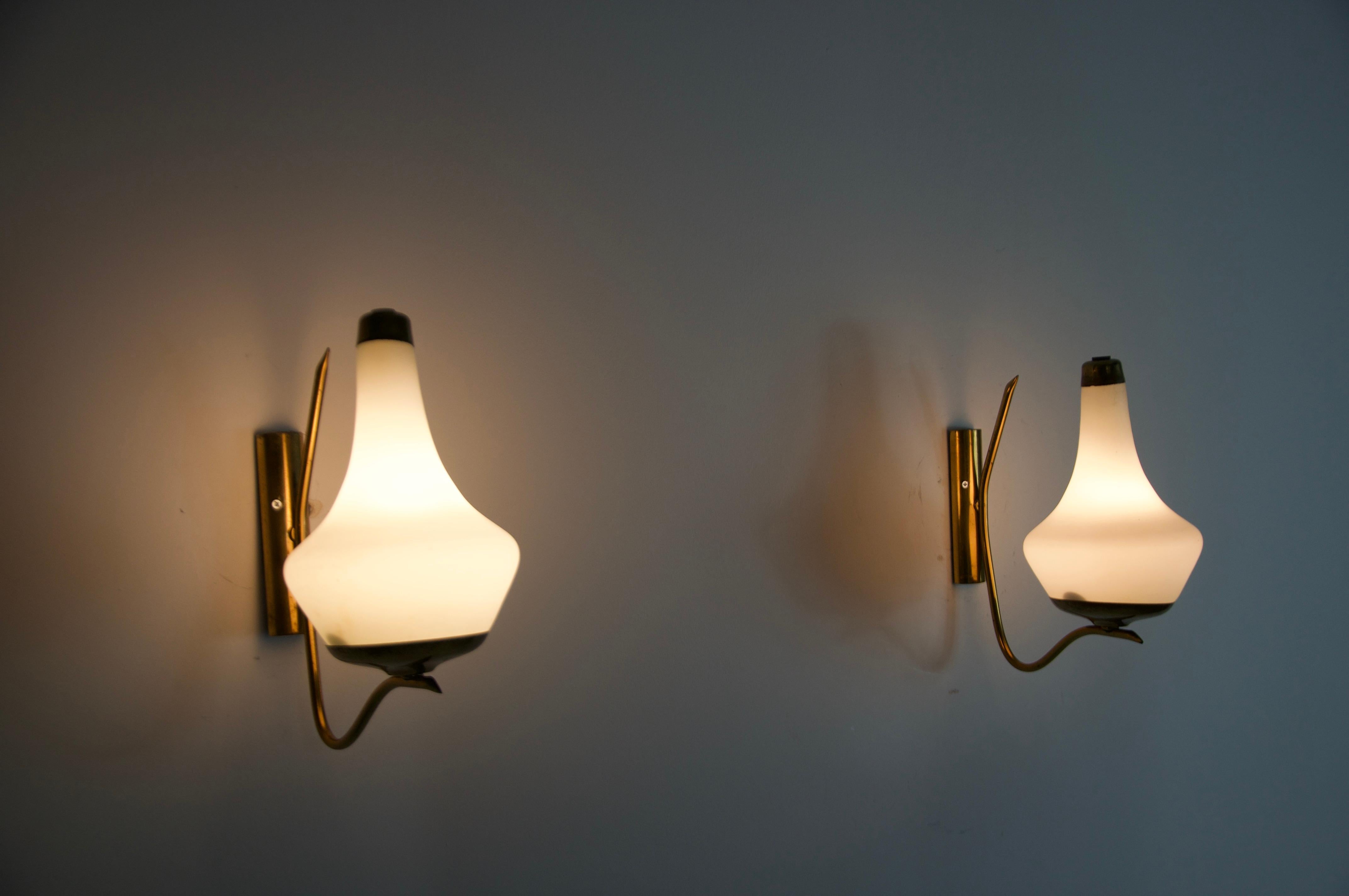 Milieu du XXe siècle Paire de lampes murales en laiton et opaline de Stilnovo, Italie, années 1960 en vente