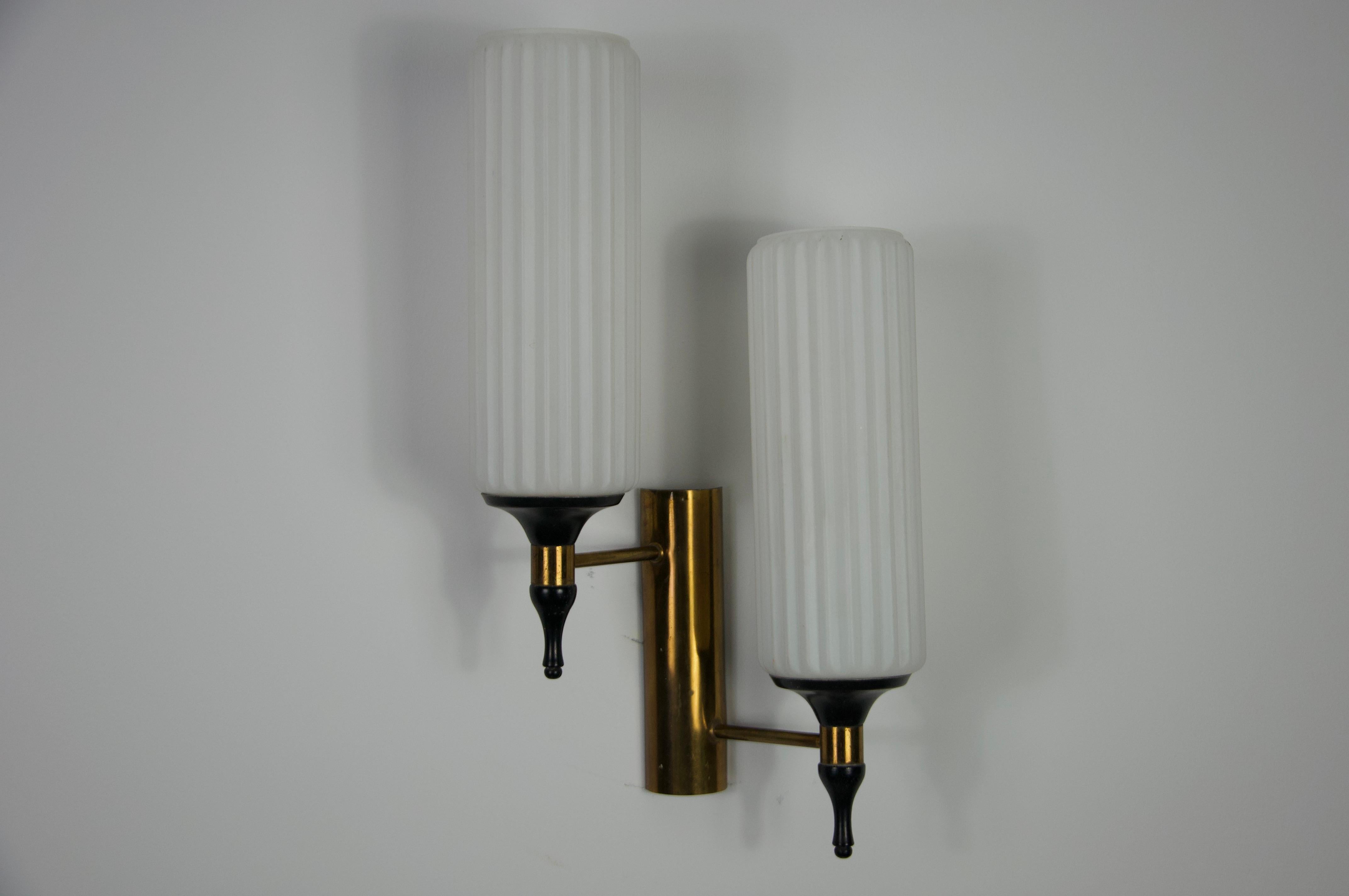 Laiton Paire de lampes murales en laiton et opaline de Stilnovo, Italie, années 1960 en vente