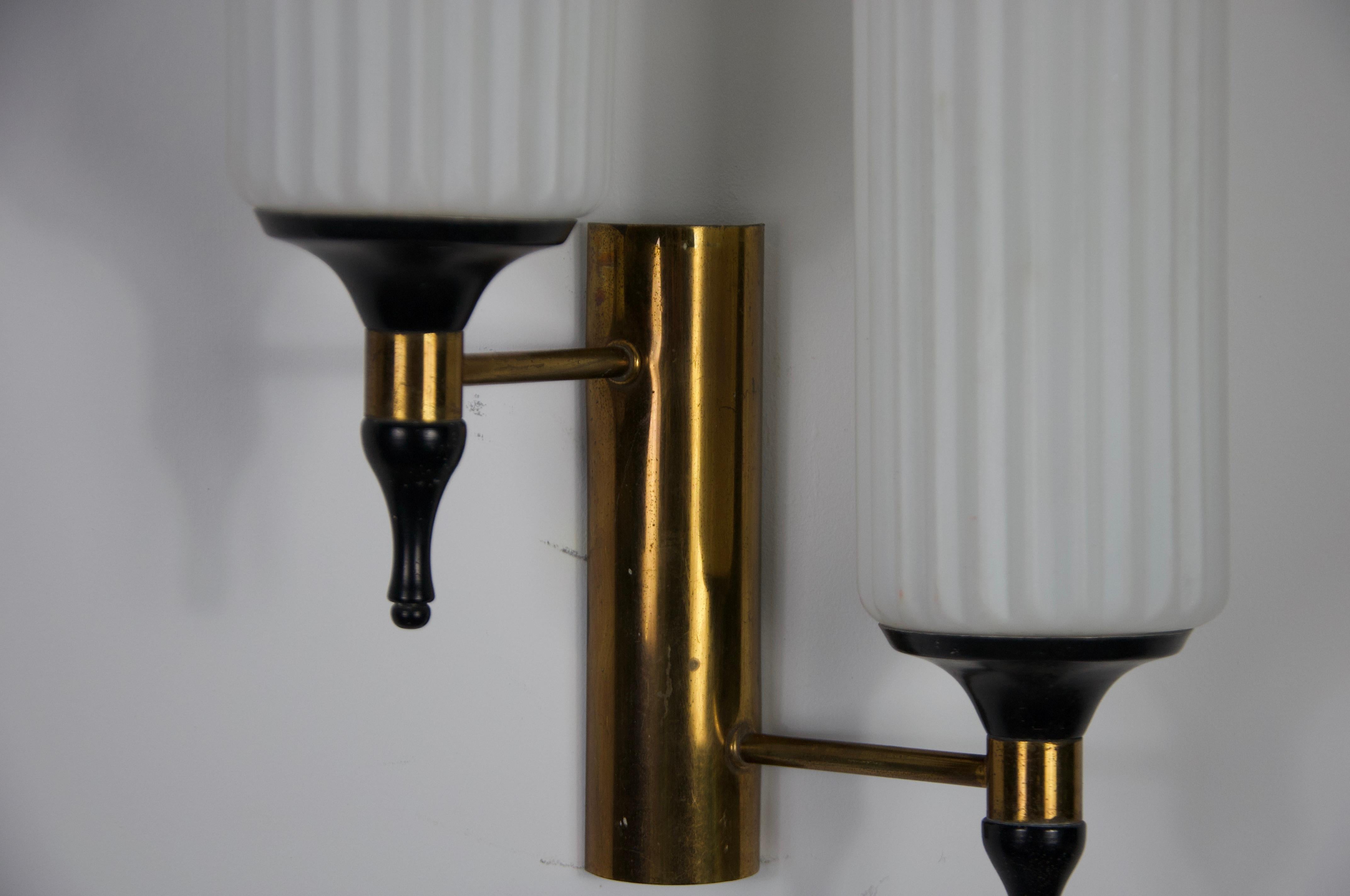 Paire de lampes murales en laiton et opaline de Stilnovo, Italie, années 1960 en vente 1