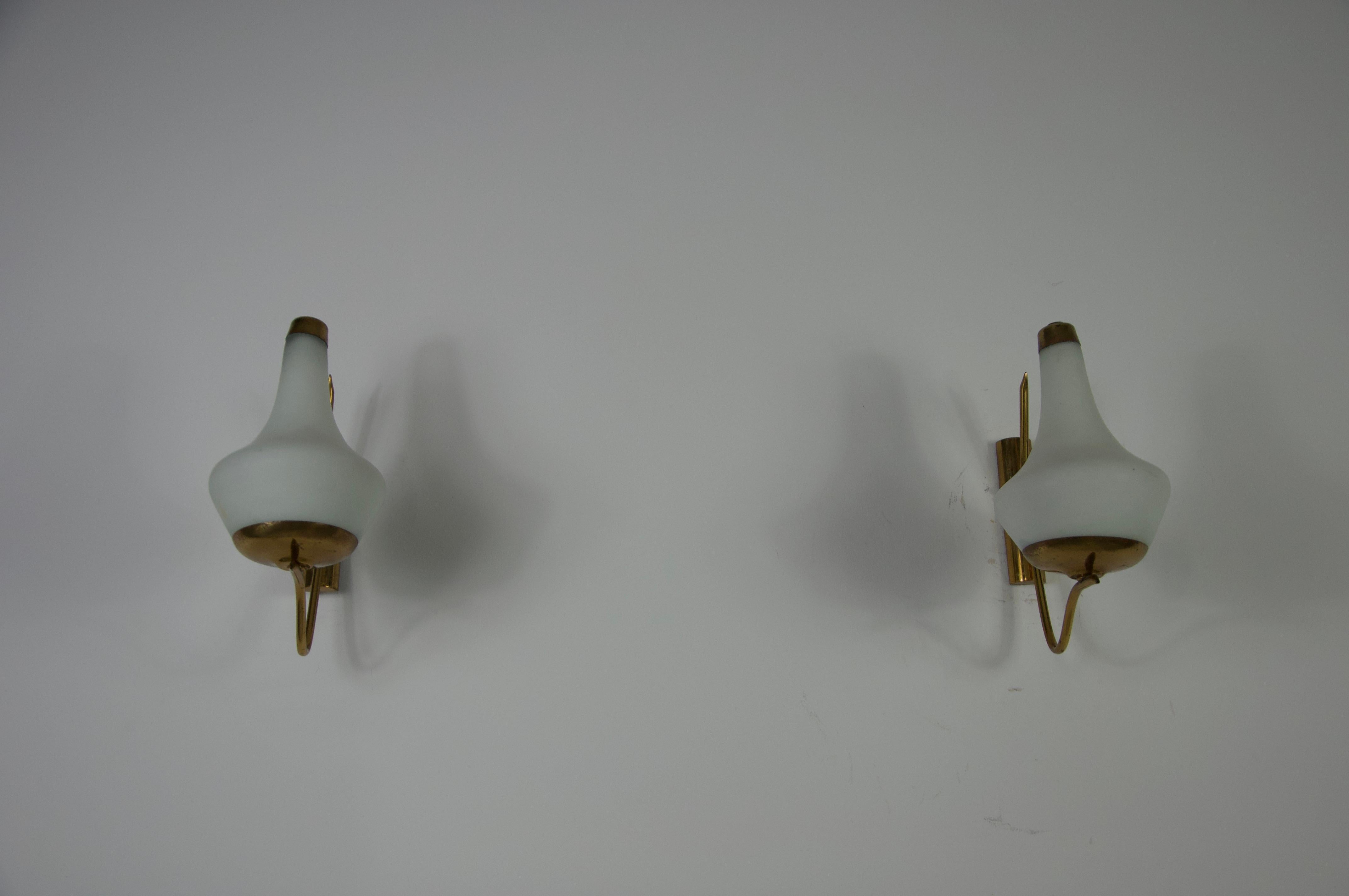 Paire de lampes murales en laiton et opaline de Stilnovo, Italie, années 1960 en vente 1