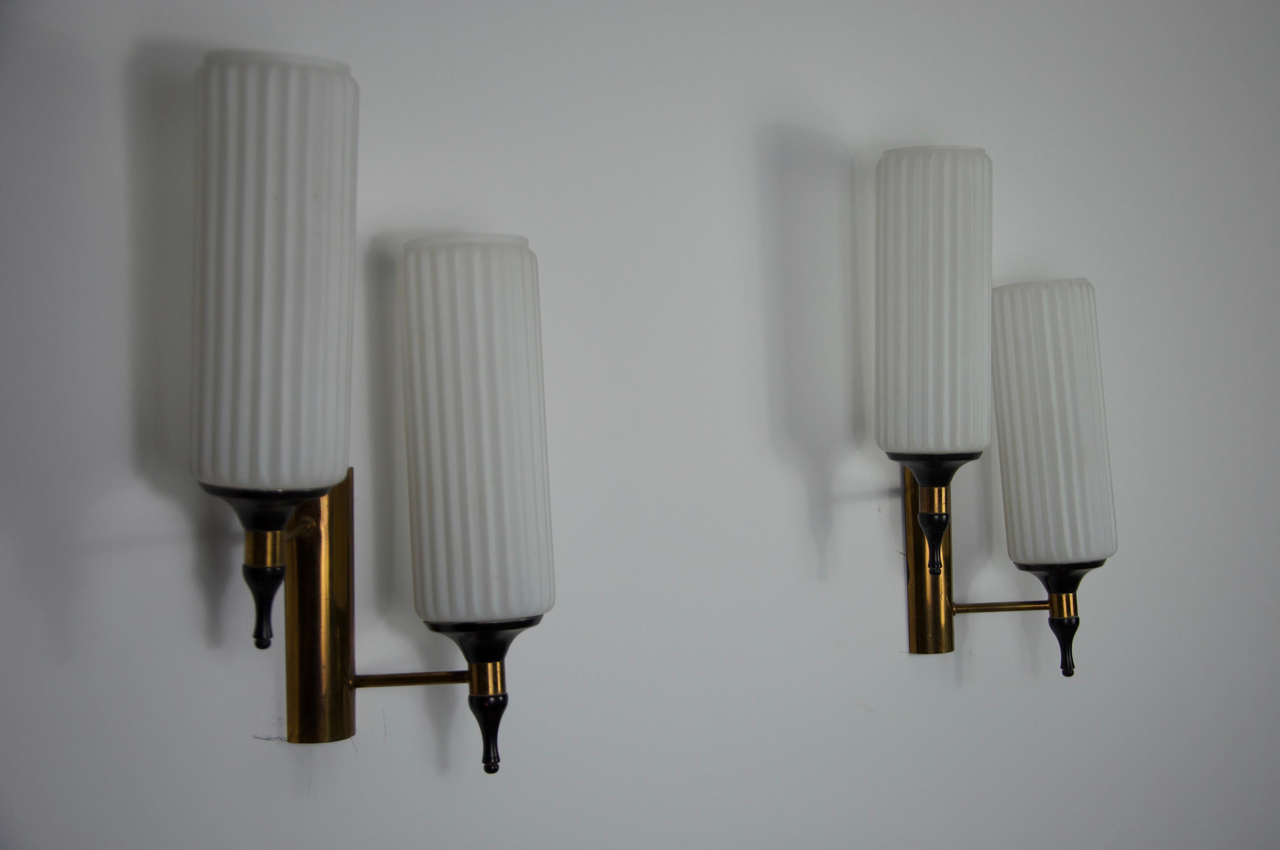 Paire de lampes murales en laiton et opaline de Stilnovo, Italie, années 1960 en vente 2