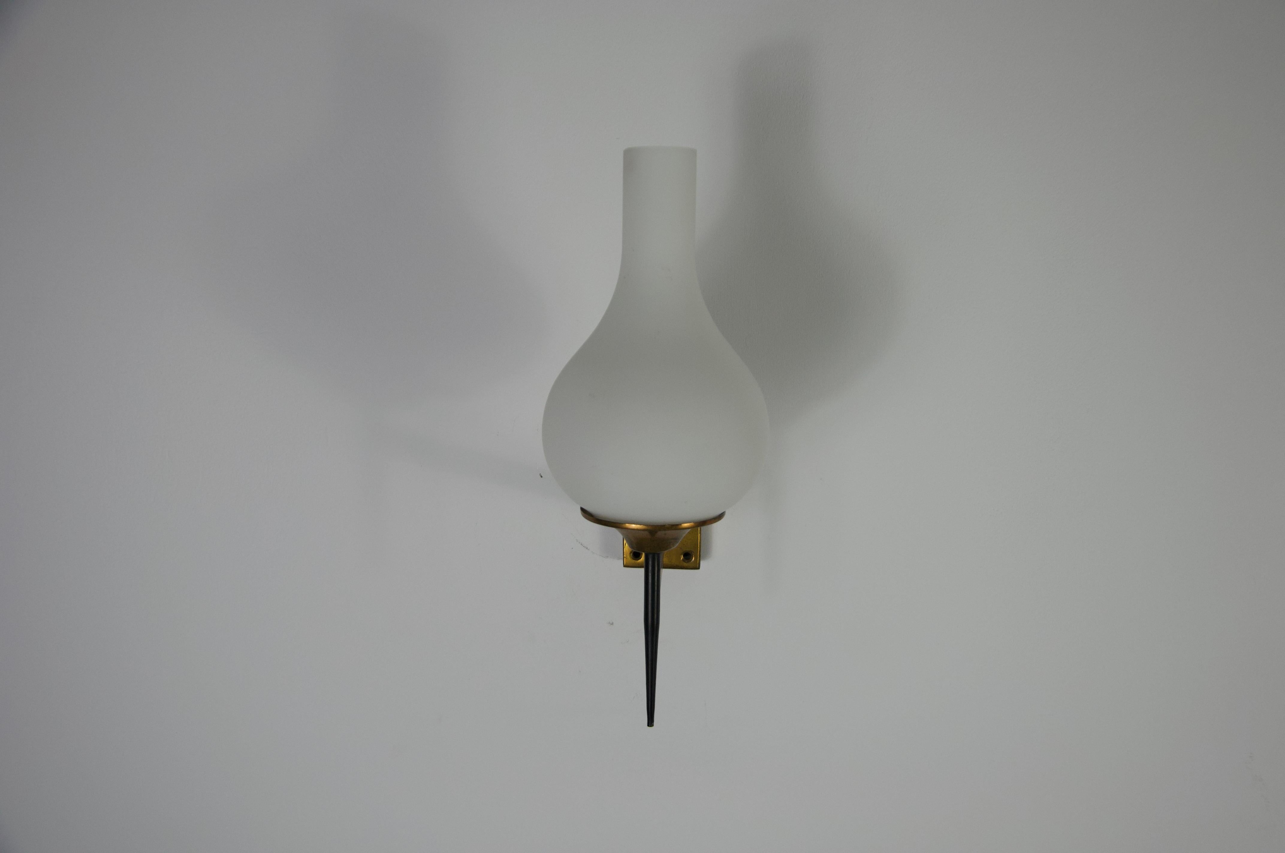 Coppia di lampade da parete in ottone e opalina di Stilnovo, Italia, anni '60 in vendita 2