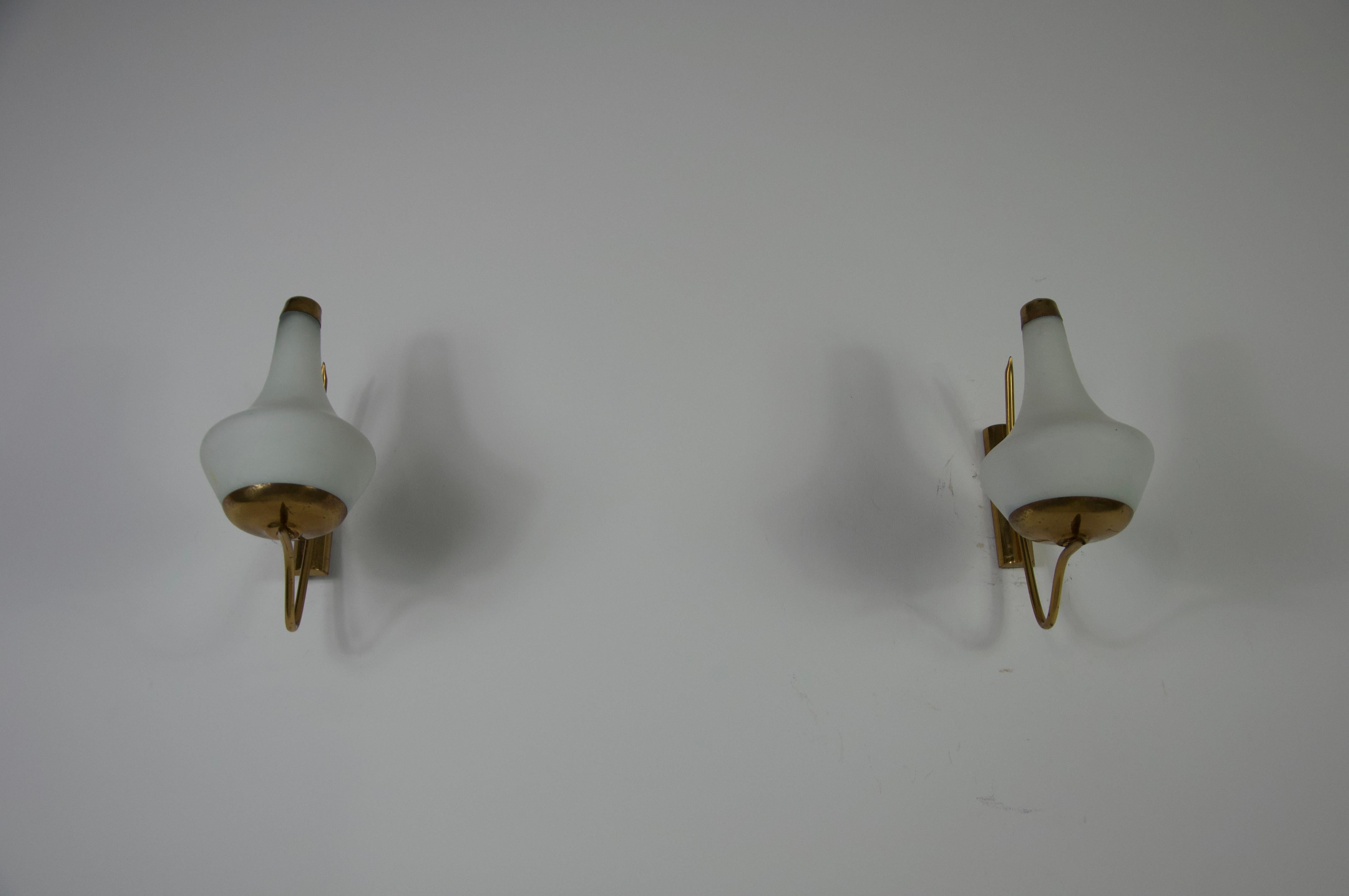 Paire de lampes murales en laiton et opaline de Stilnovo, Italie, années 1960 en vente 2