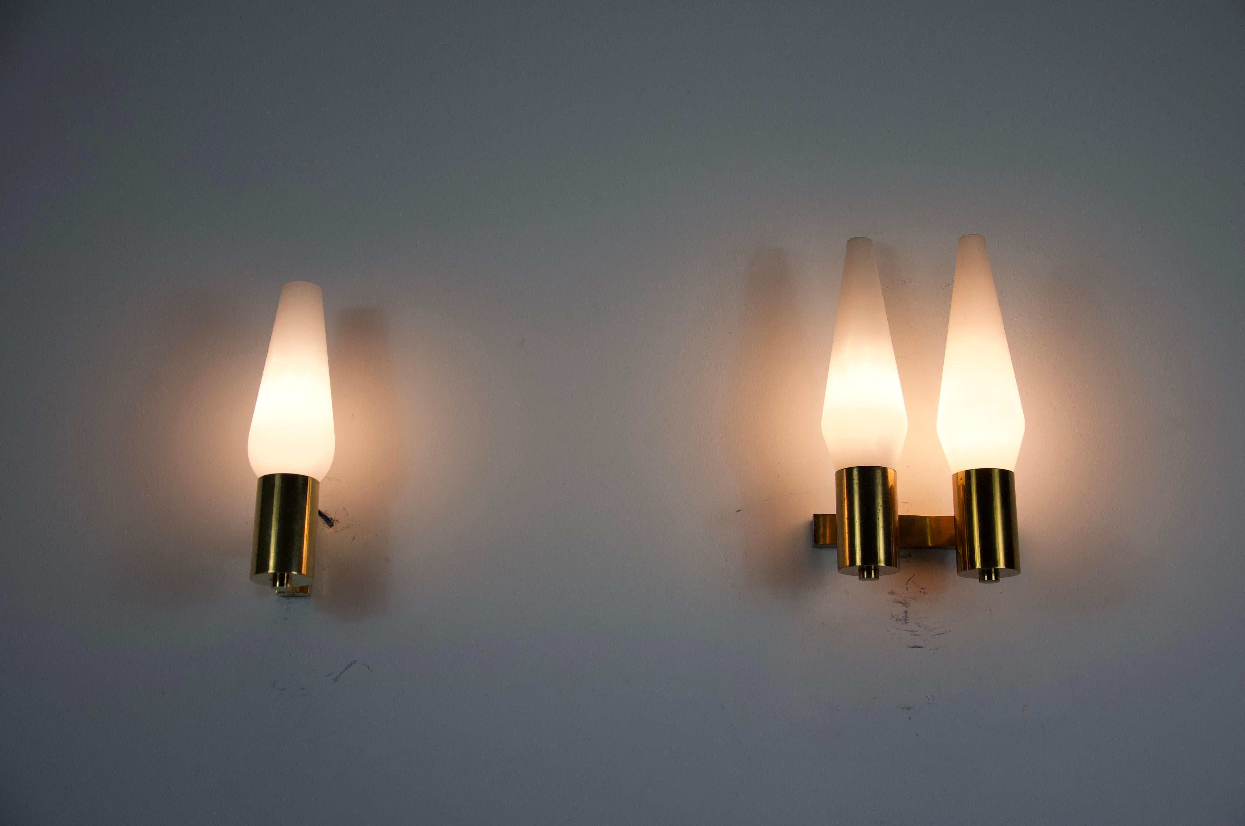 Paar Wandlampen aus Messing und Opalin, Italien, 1960er Jahre (Moderne der Mitte des Jahrhunderts) im Angebot