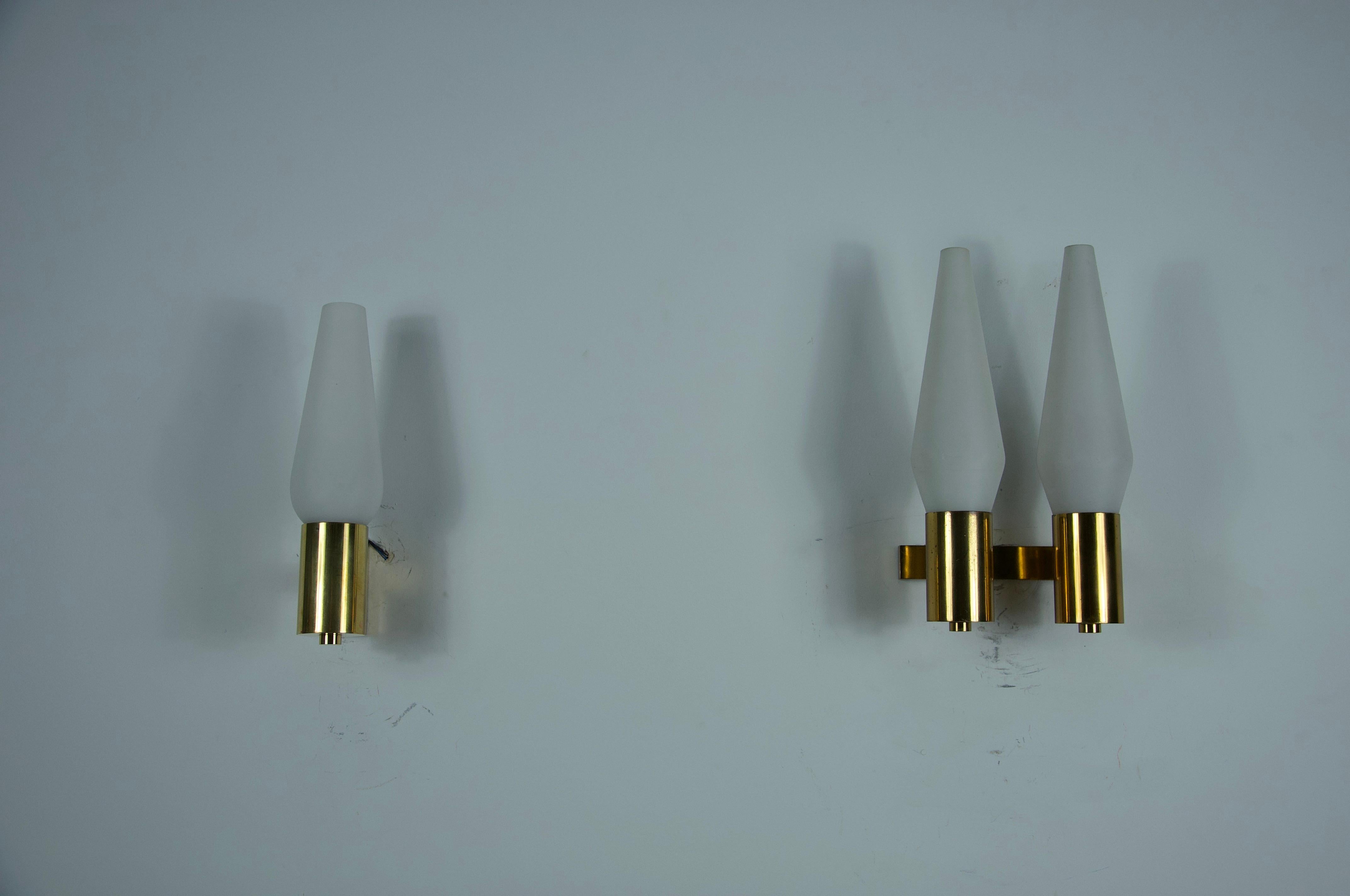Paar Wandlampen aus Messing und Opalin, Italien, 1960er Jahre (Italienisch) im Angebot