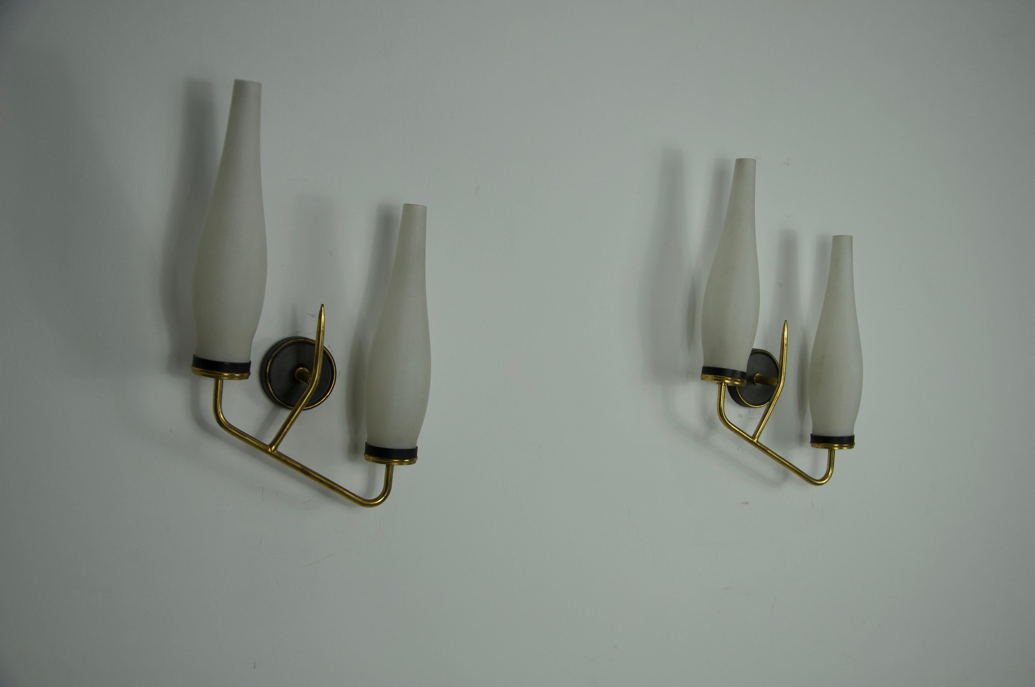 Paar Wandlampen aus Messing und Opalin, Italien, 1960er Jahre (Mitte des 20. Jahrhunderts) im Angebot
