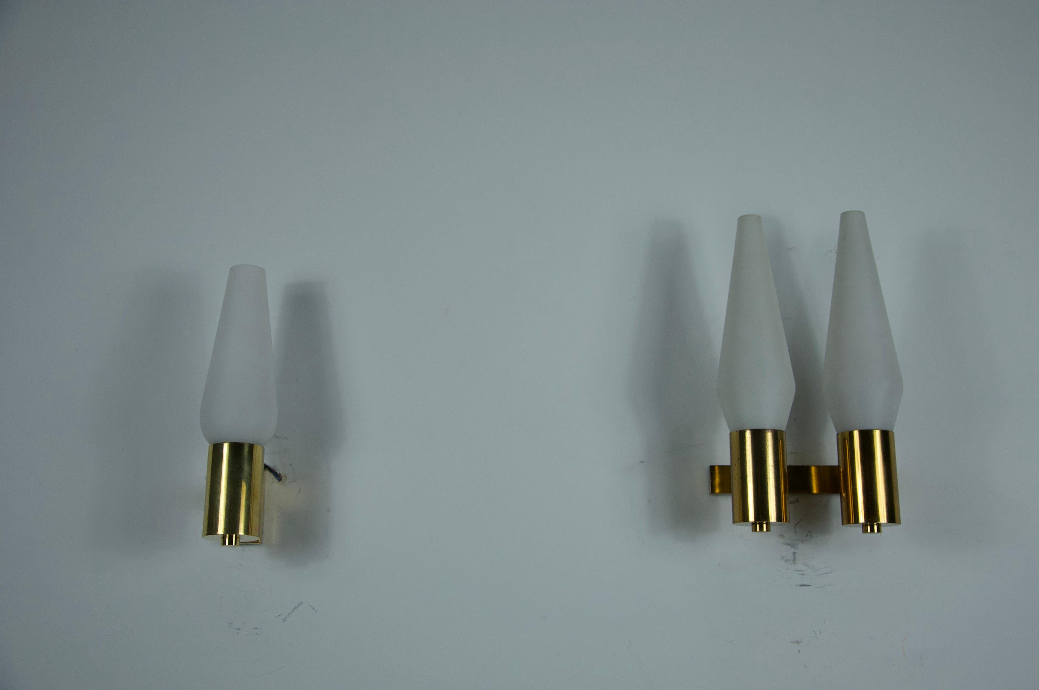 Paar Wandlampen aus Messing und Opalin, Italien, 1960er Jahre (Mitte des 20. Jahrhunderts) im Angebot