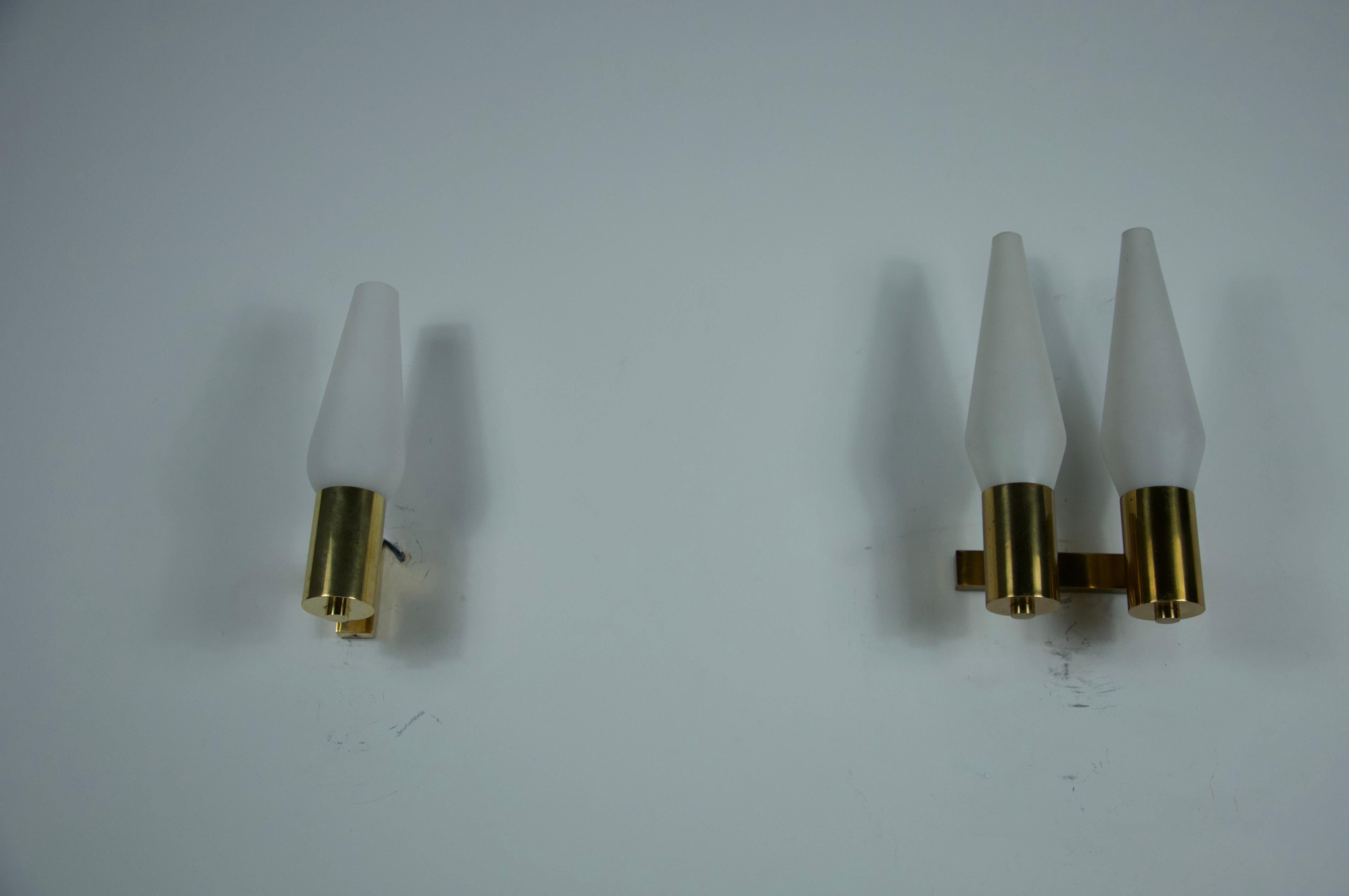 Paar Wandlampen aus Messing und Opalin, Italien, 1960er Jahre im Angebot 1