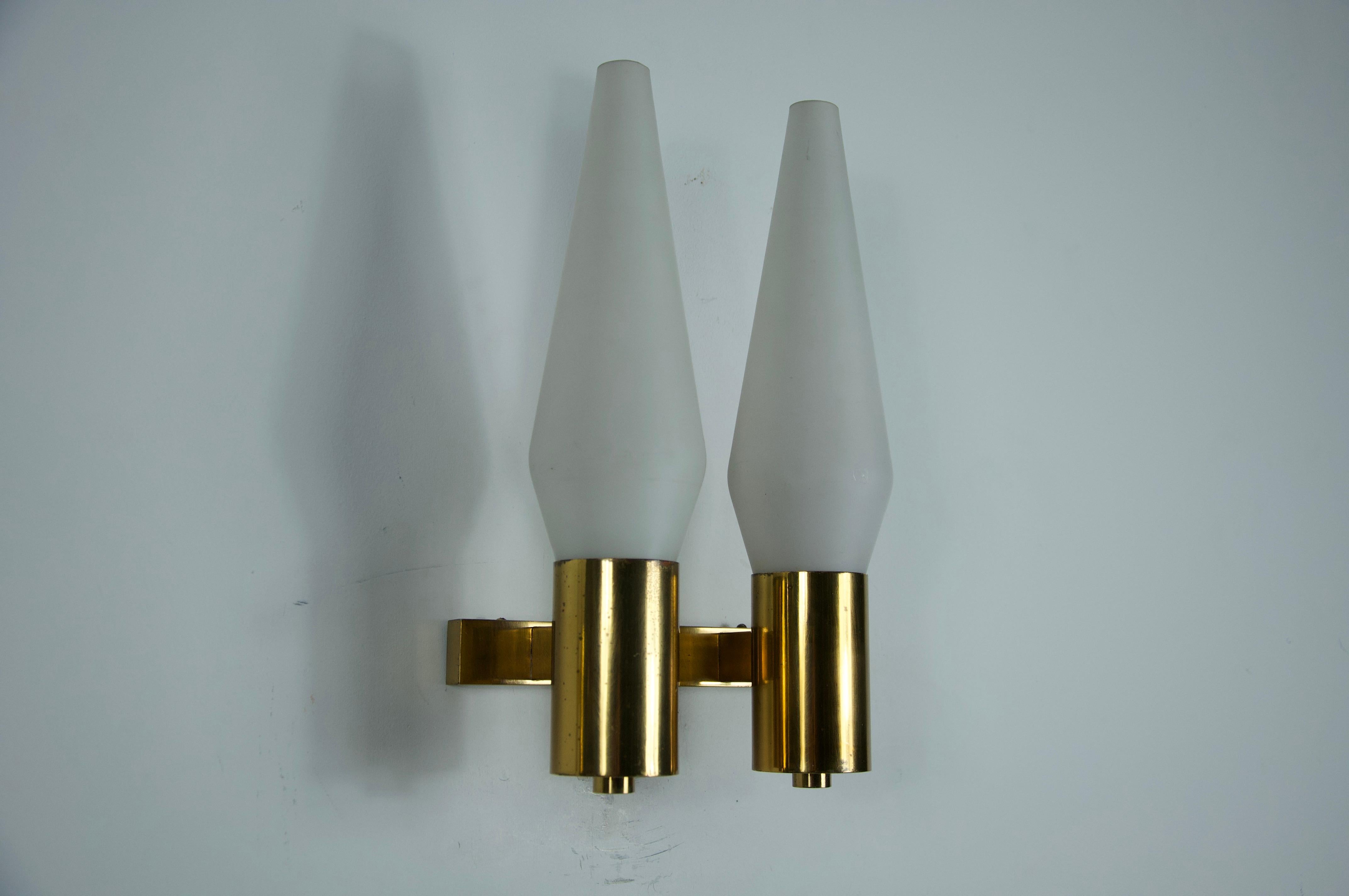Paar Wandlampen aus Messing und Opalin, Italien, 1960er Jahre im Angebot 3