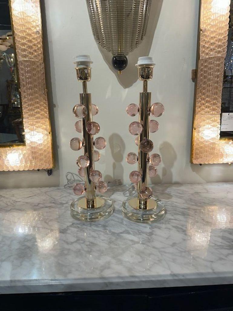 Hübsches Paar Lampen in Kugelform aus Messing und rosafarbenem Glas auf Sockeln aus Lucit. Verleiht eine elegante Note!