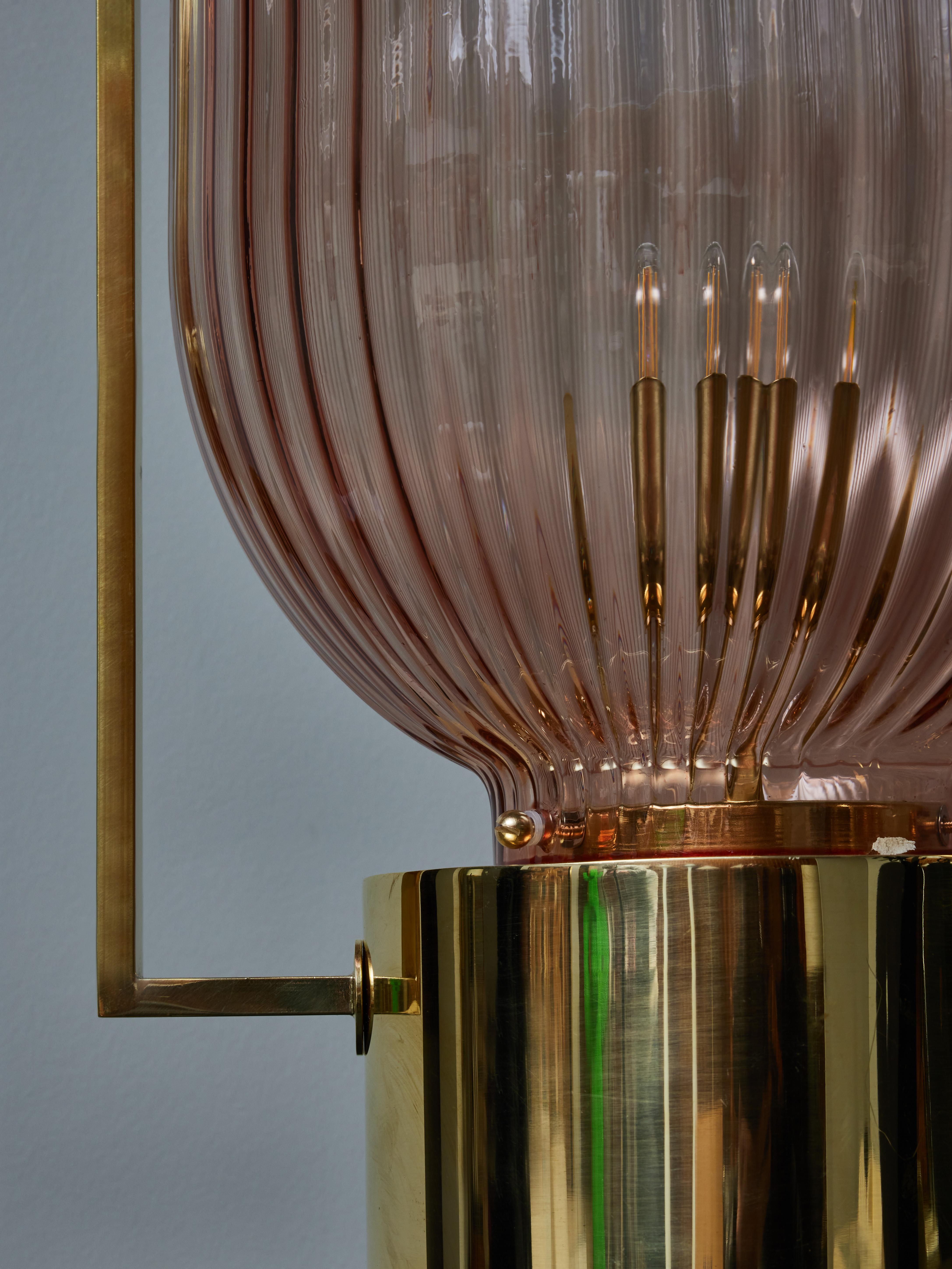 XXIe siècle et contemporain Paire de lampes de bureau en laiton et verre de Murano rose en forme de lanterne en vente