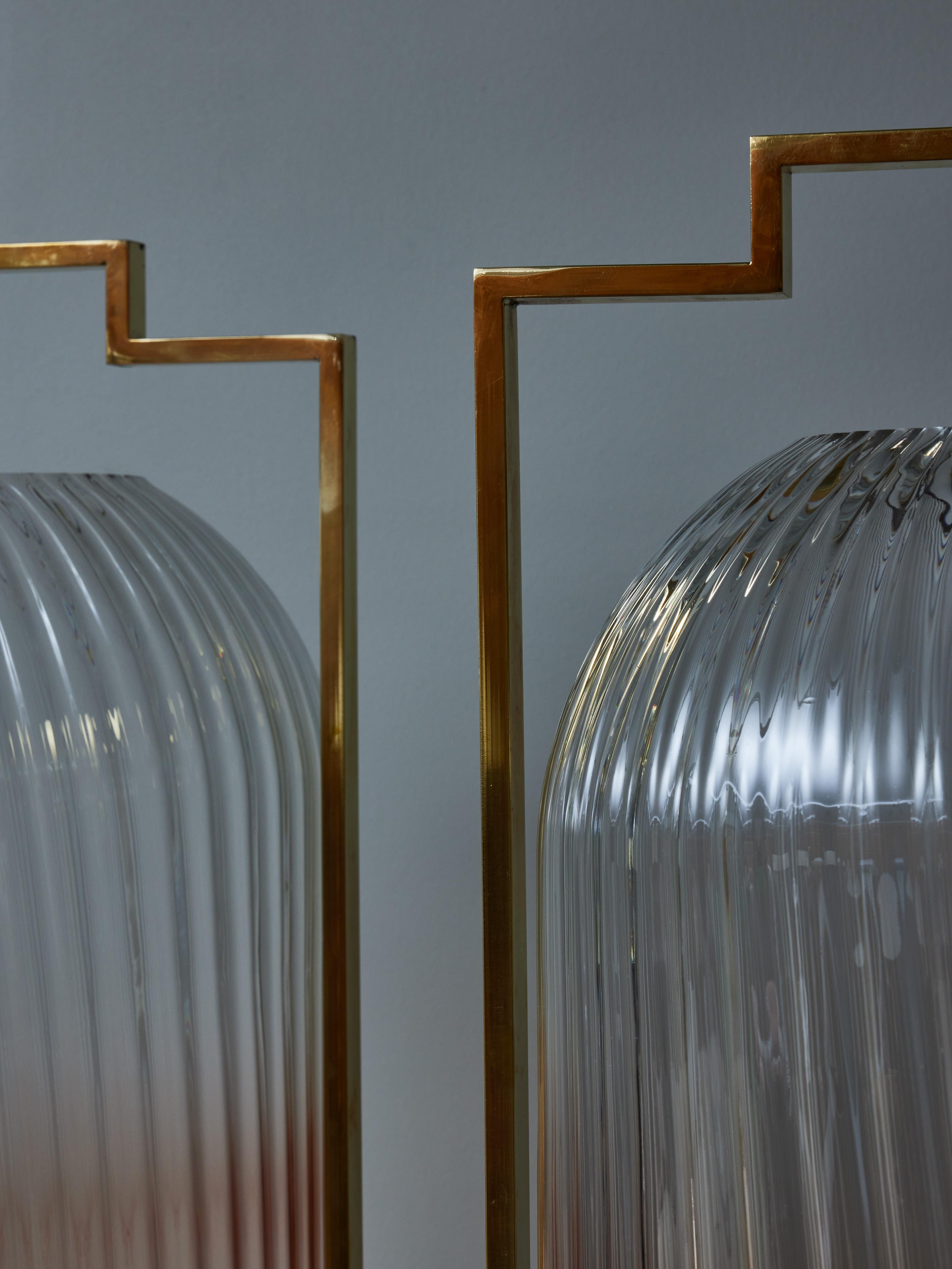 Laiton Paire de lampes de bureau en laiton et verre de Murano rose en forme de lanterne en vente