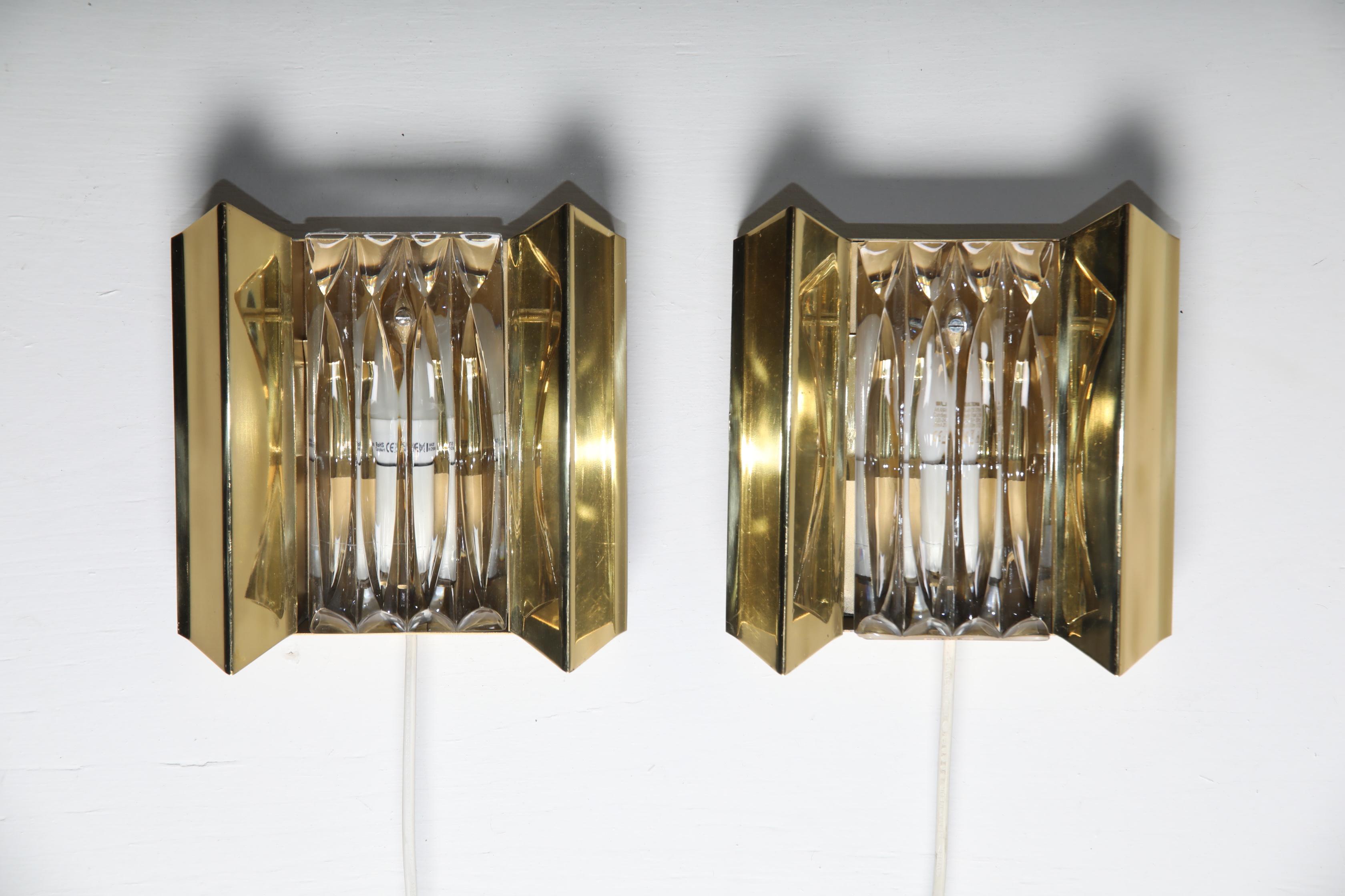 Paire d'appliques The Scandinavian Modern produites par Boréns à Borås, en Suède, à la fin des années 1960, magnifiquement conservées. Chaque lampe est dotée d'un abat-jour sculptural en verre pressé avec une surface tactile en forme de vague qui