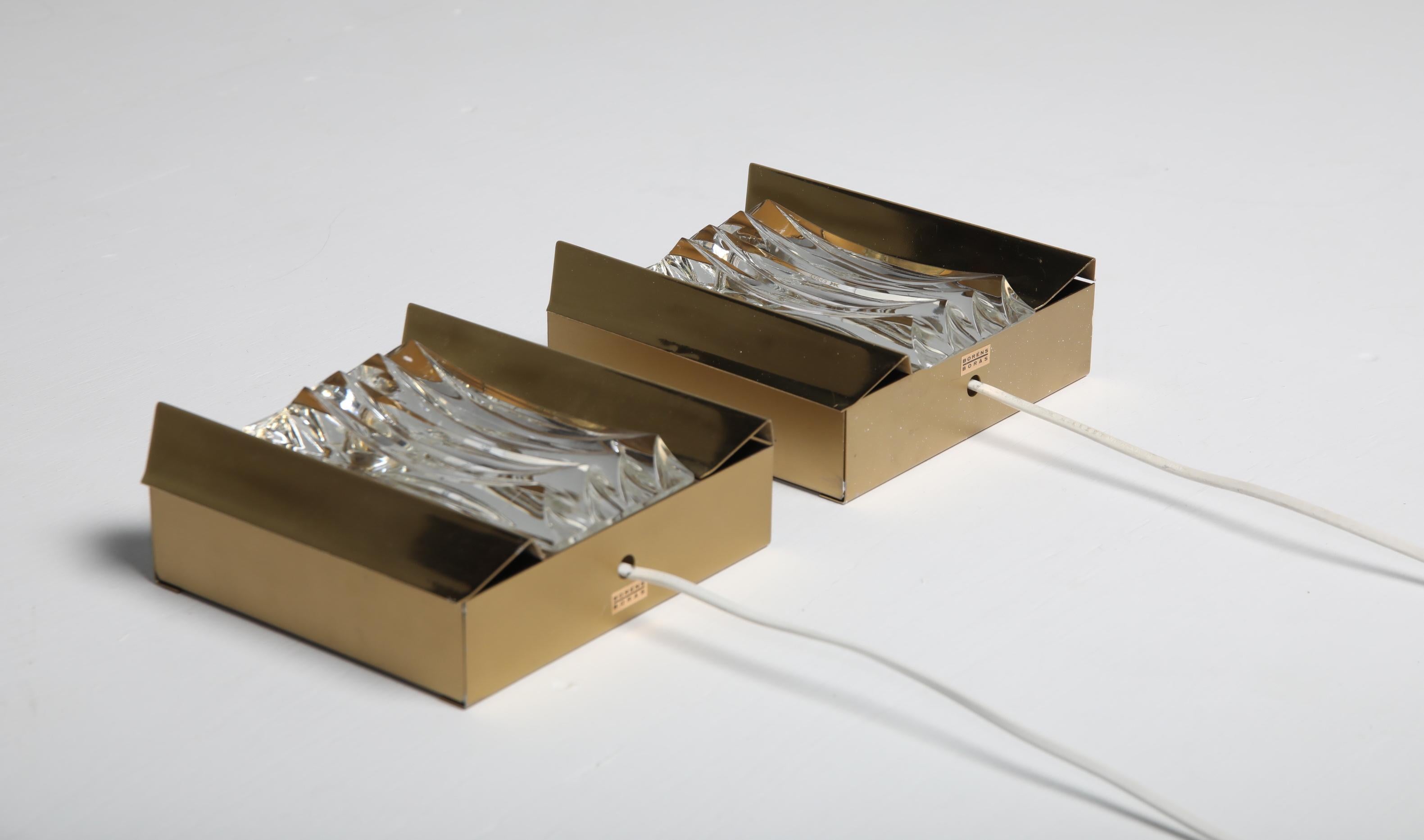 Mid-Century Modern Paire d'appliques en laiton et verre pressé par Boréns, Suède, années 1960 en vente