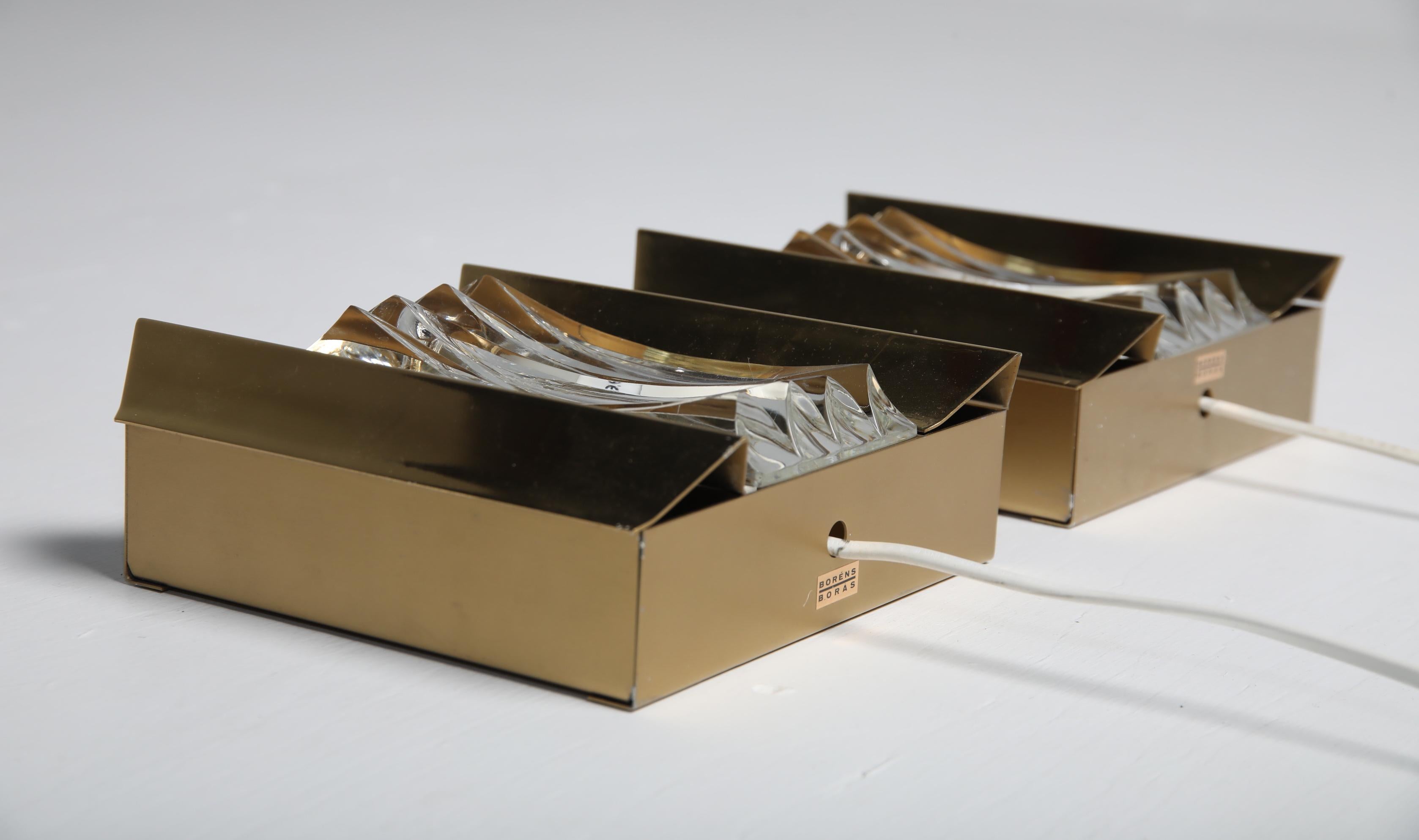 Suédois Paire d'appliques en laiton et verre pressé par Boréns, Suède, années 1960 en vente