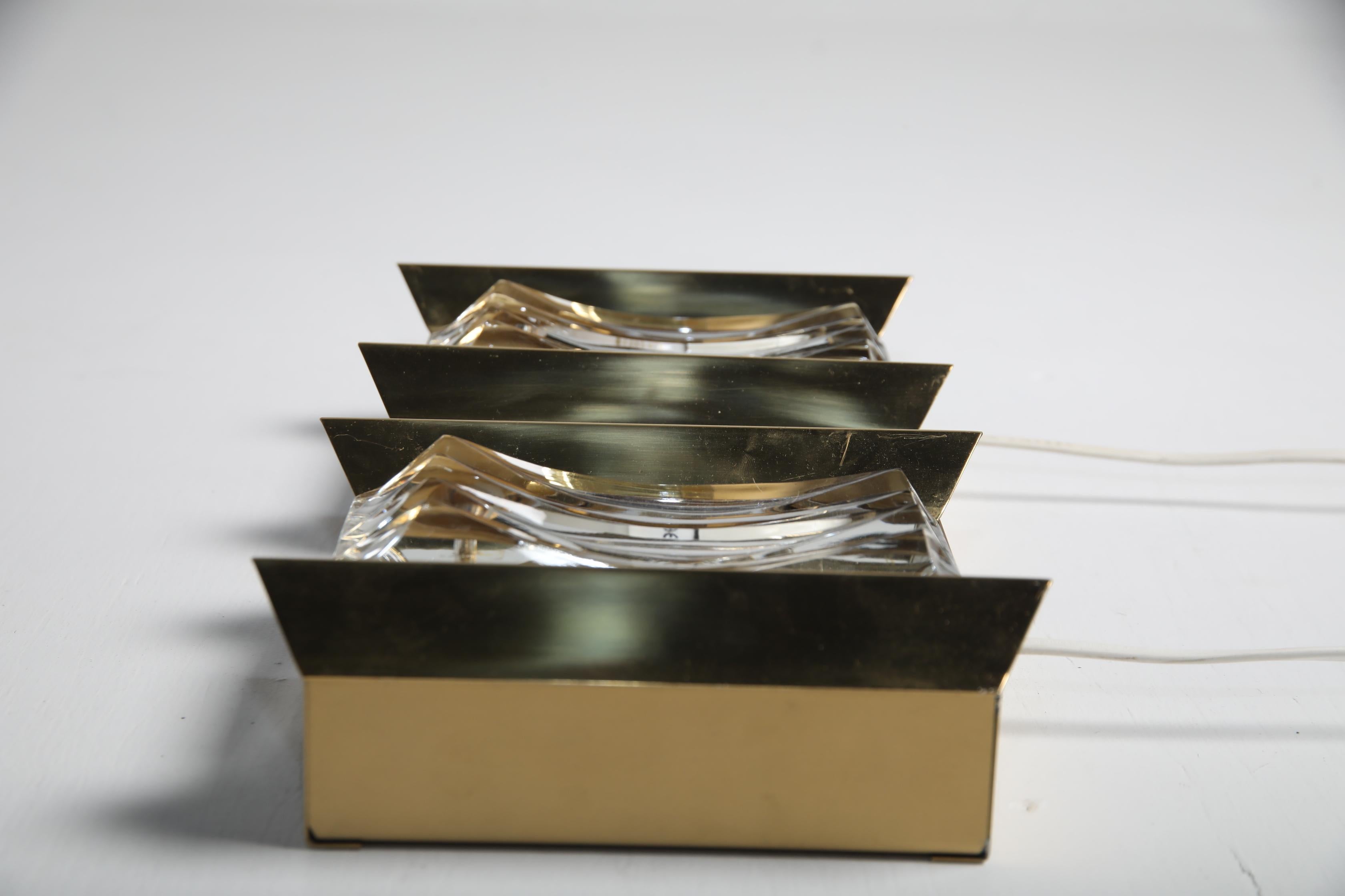 Paire d'appliques en laiton et verre pressé par Boréns, Suède, années 1960 Bon état - En vente à Stockholm, SE